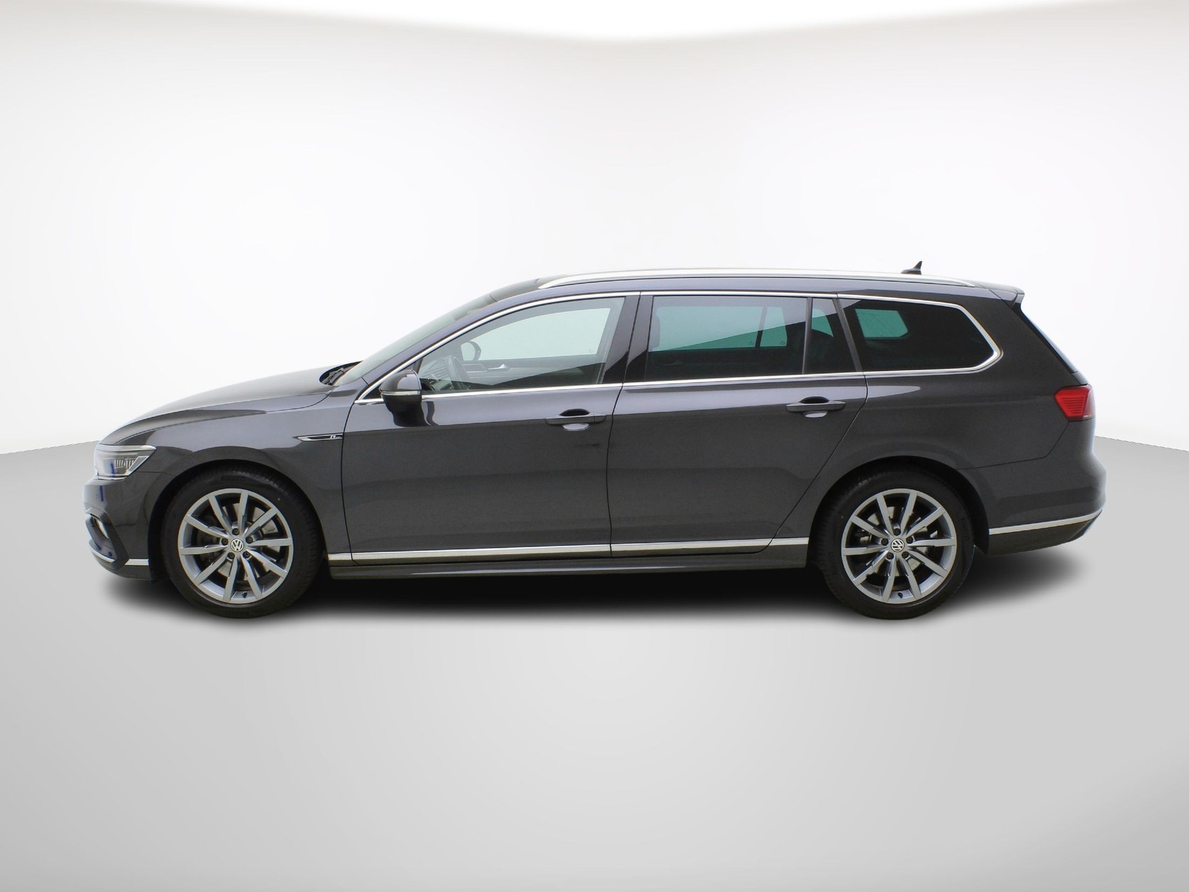VW Passat Variant 2.0 TDI DSG R-Line 4Motion-image-1