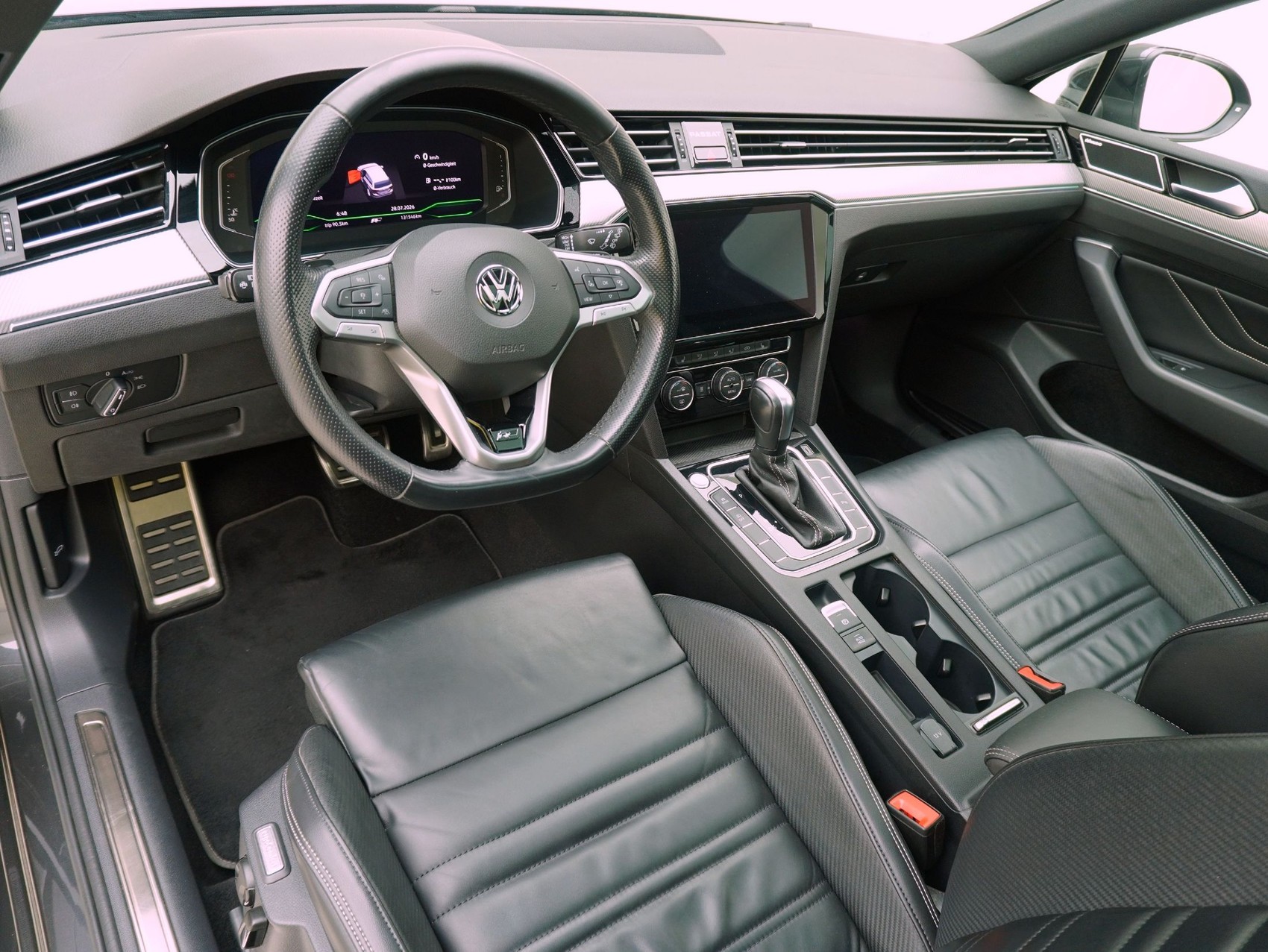 VW Passat Variant 2.0 TDI DSG R-Line 4Motion-image-10