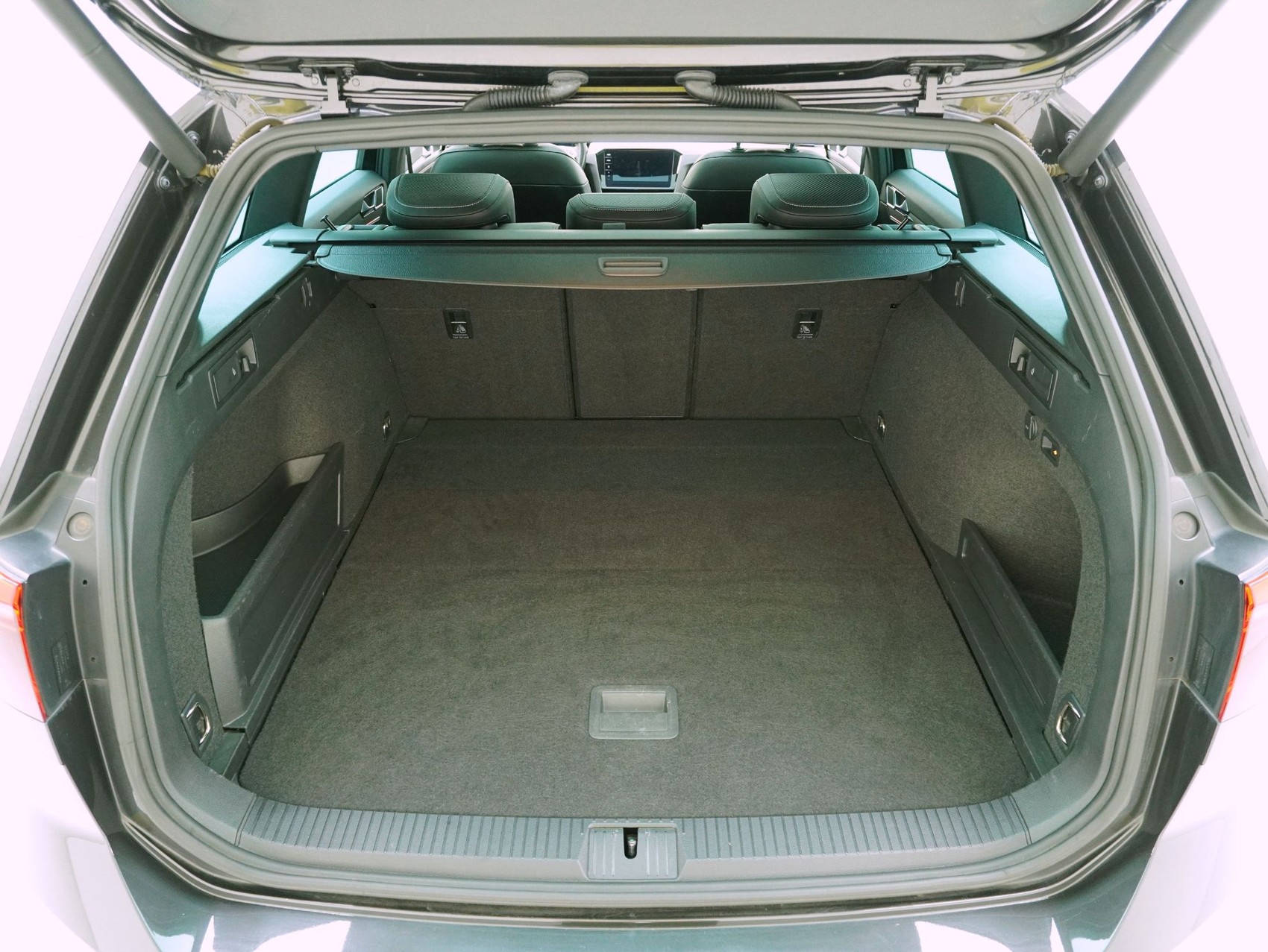 VW Passat Variant 2.0 TDI DSG R-Line 4Motion-image-12