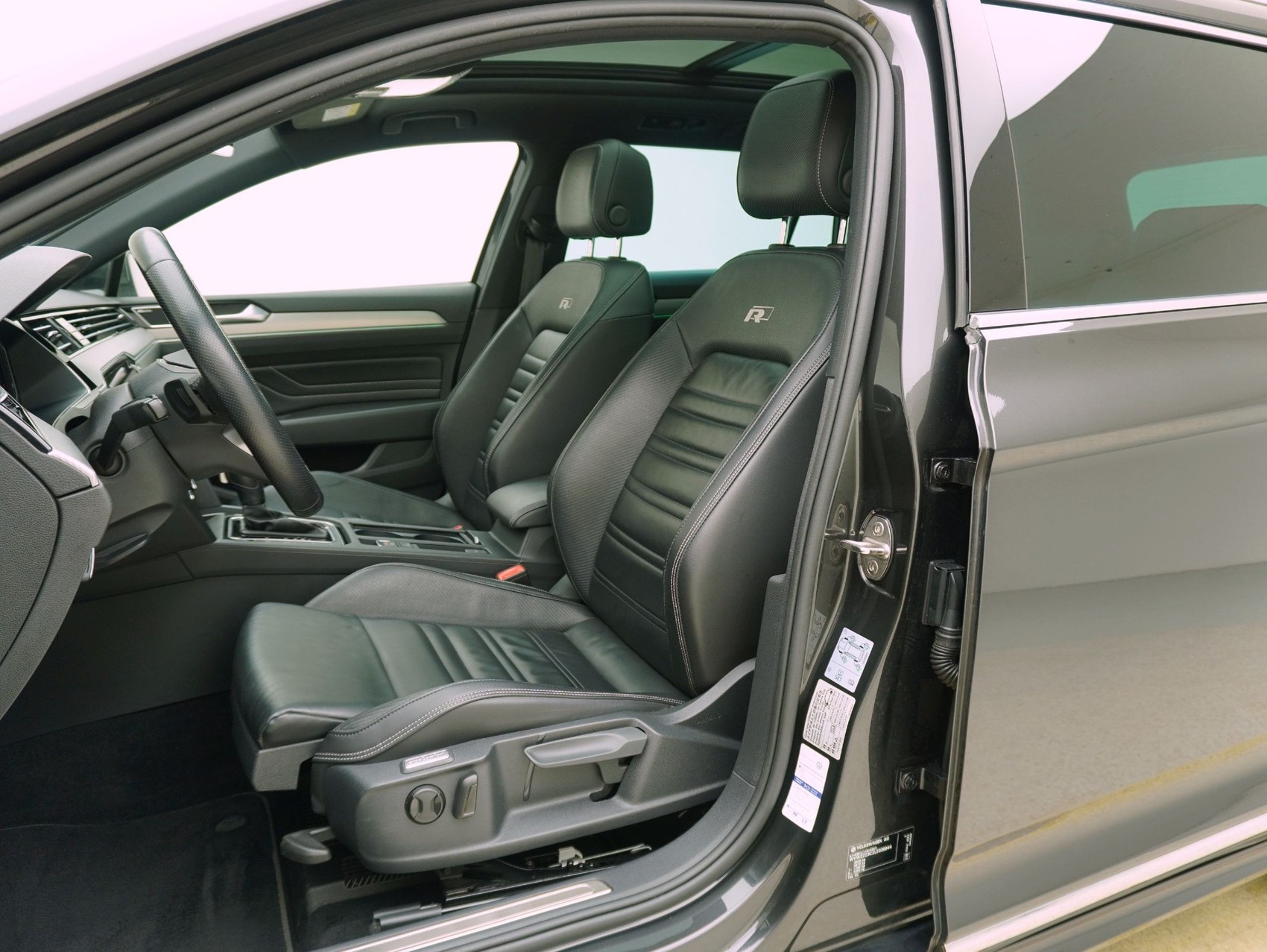 VW Passat Variant 2.0 TDI DSG R-Line 4Motion-image-9