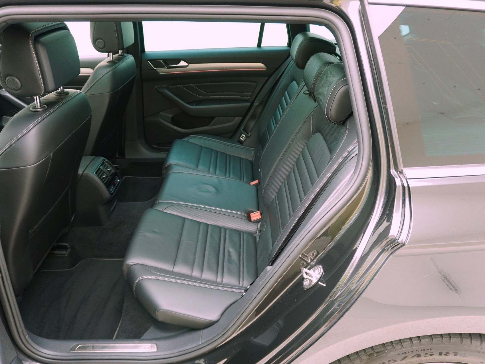 VW Passat Variant 2.0 TDI DSG R-Line 4Motion-image-12