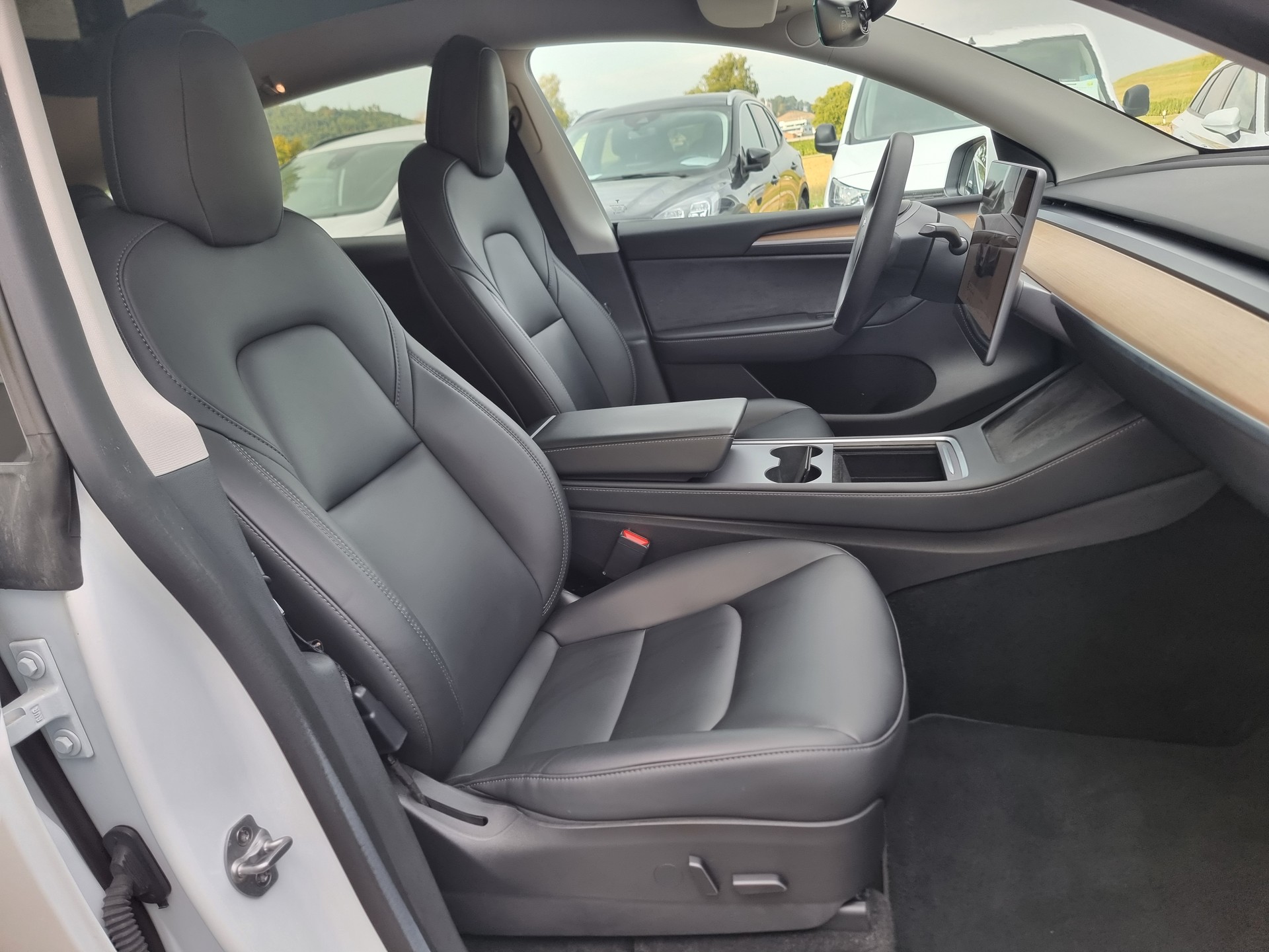 TESLA Model Y Long Range-image-8
