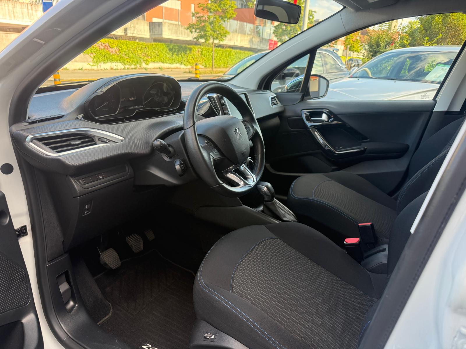 PEUGEOT 208 1.2 PureTech Style-image-8