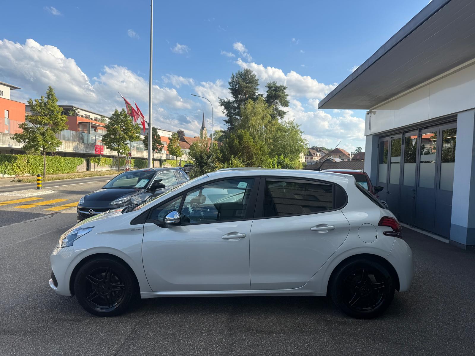 PEUGEOT 208 1.2 PureTech Style-image-1