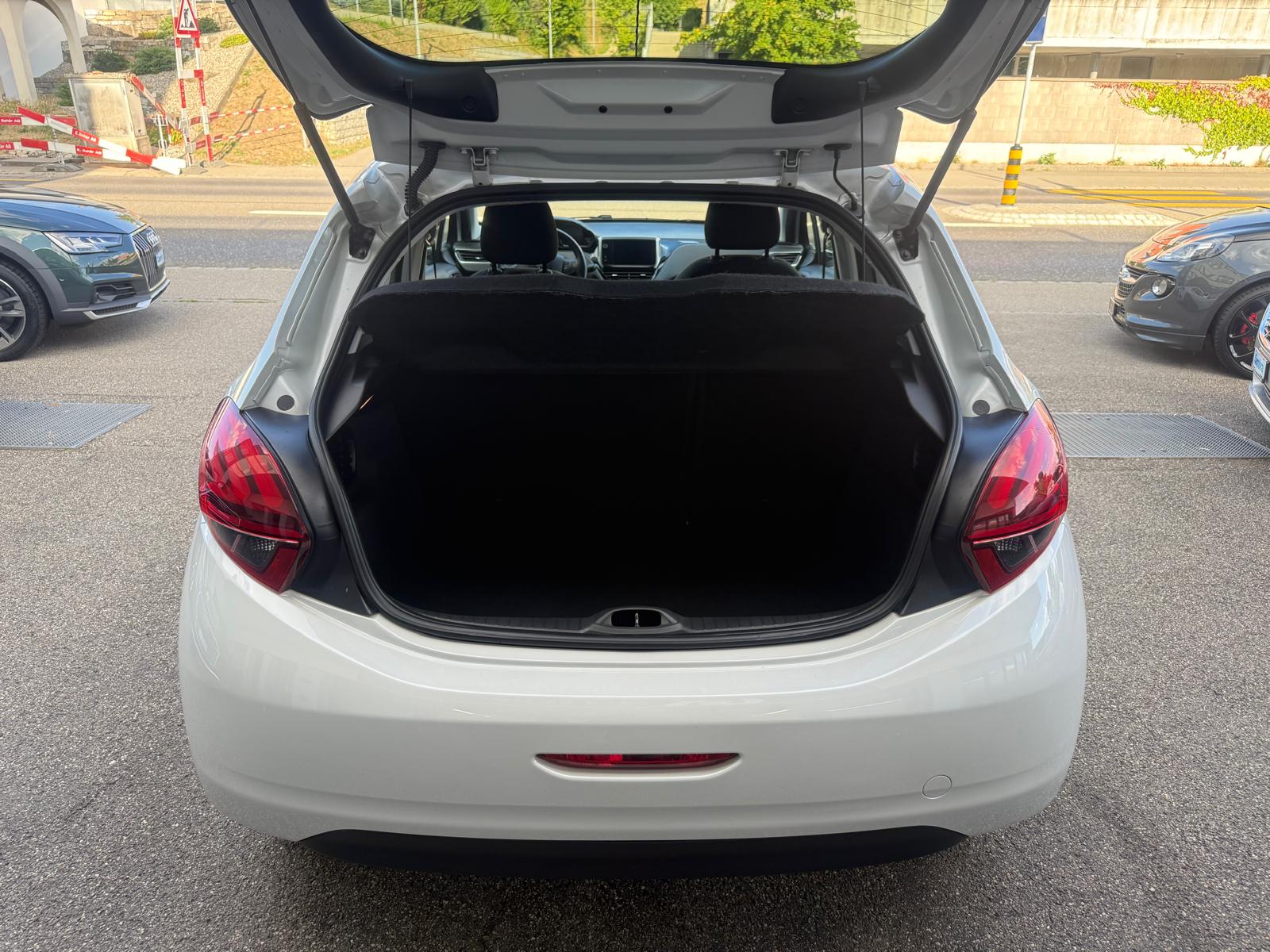 PEUGEOT 208 1.2 PureTech Style-image-15