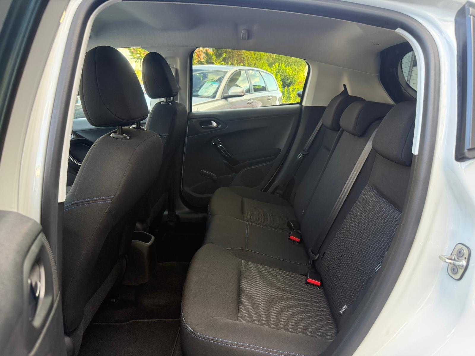 PEUGEOT 208 1.2 PureTech Style-image-12