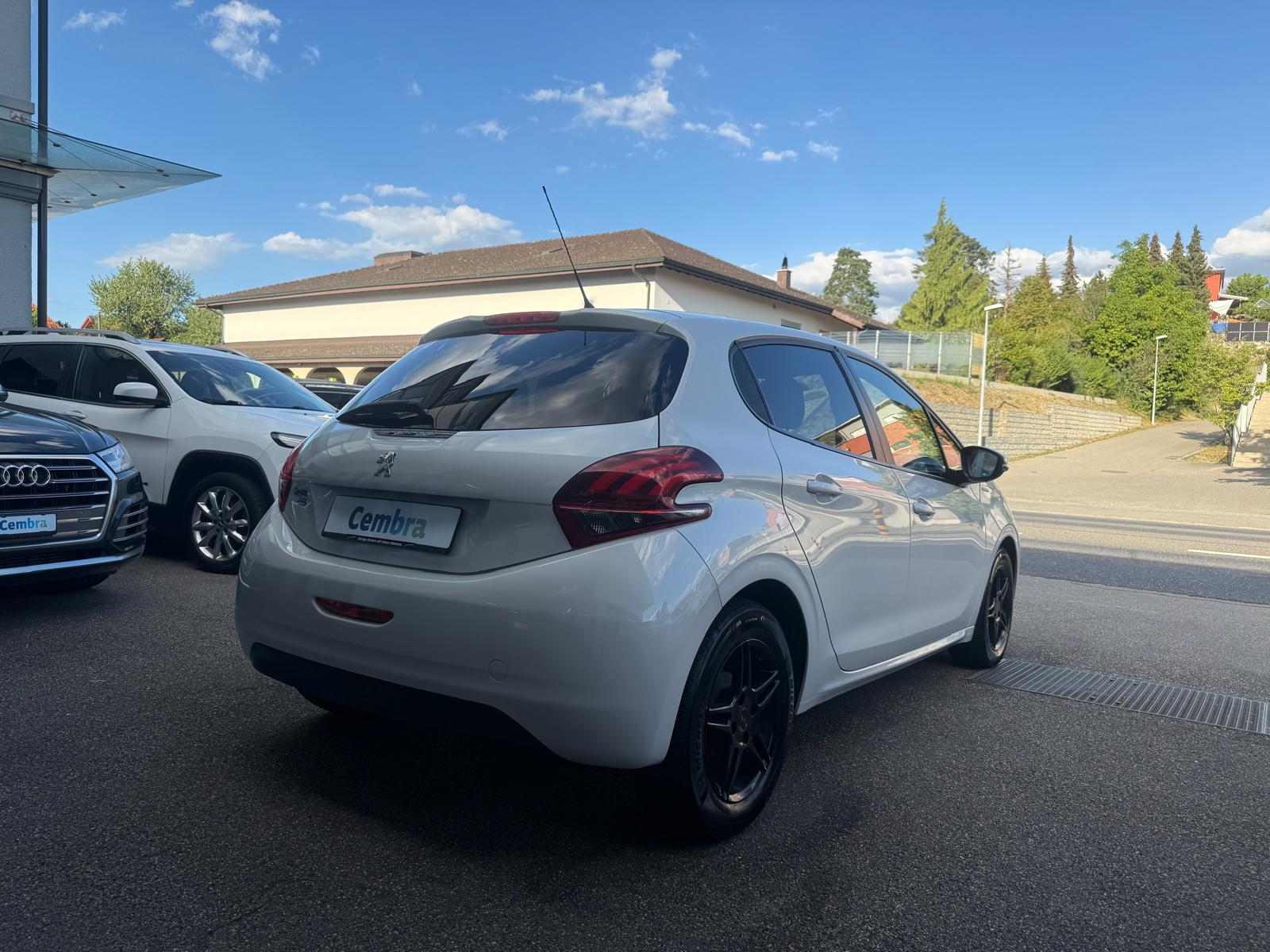PEUGEOT 208 1.2 PureTech Style-image-4