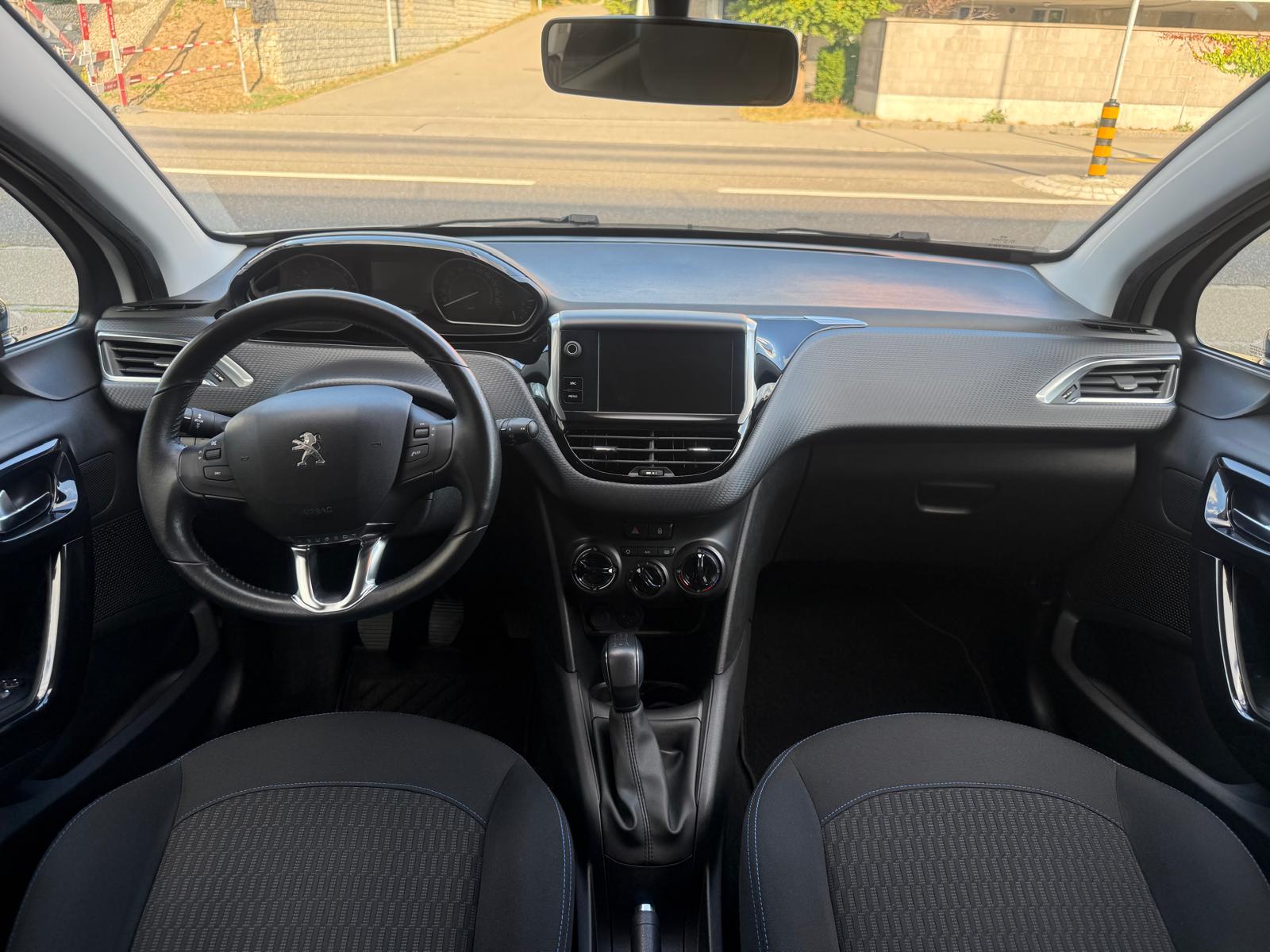PEUGEOT 208 1.2 PureTech Style-image-11