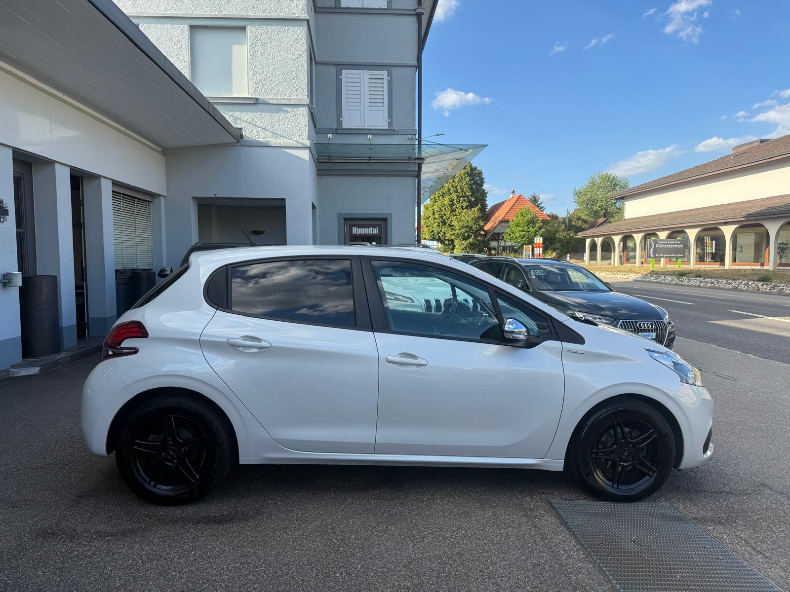 PEUGEOT 208 1.2 PureTech Style-image-5