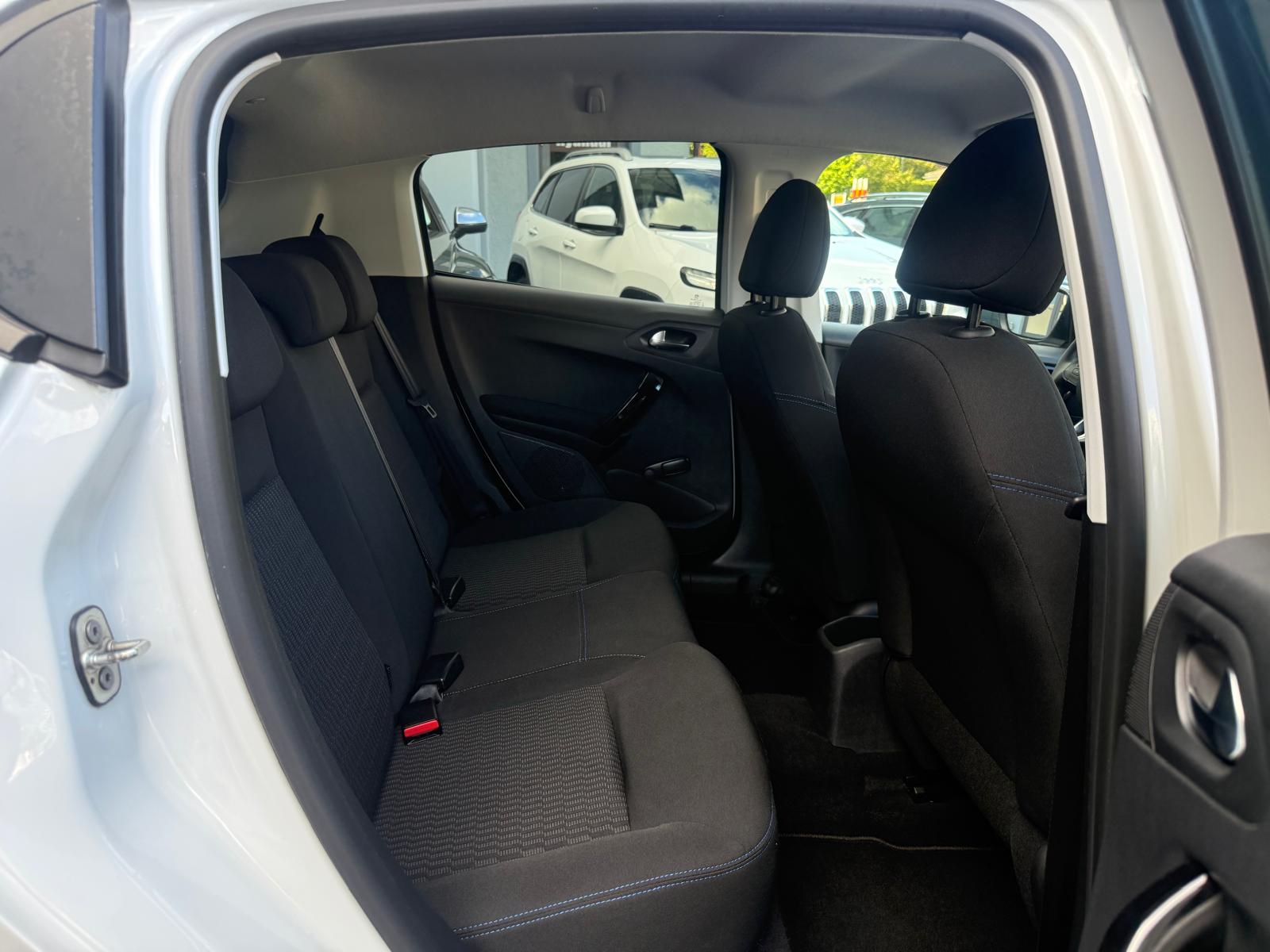 PEUGEOT 208 1.2 PureTech Style-image-13