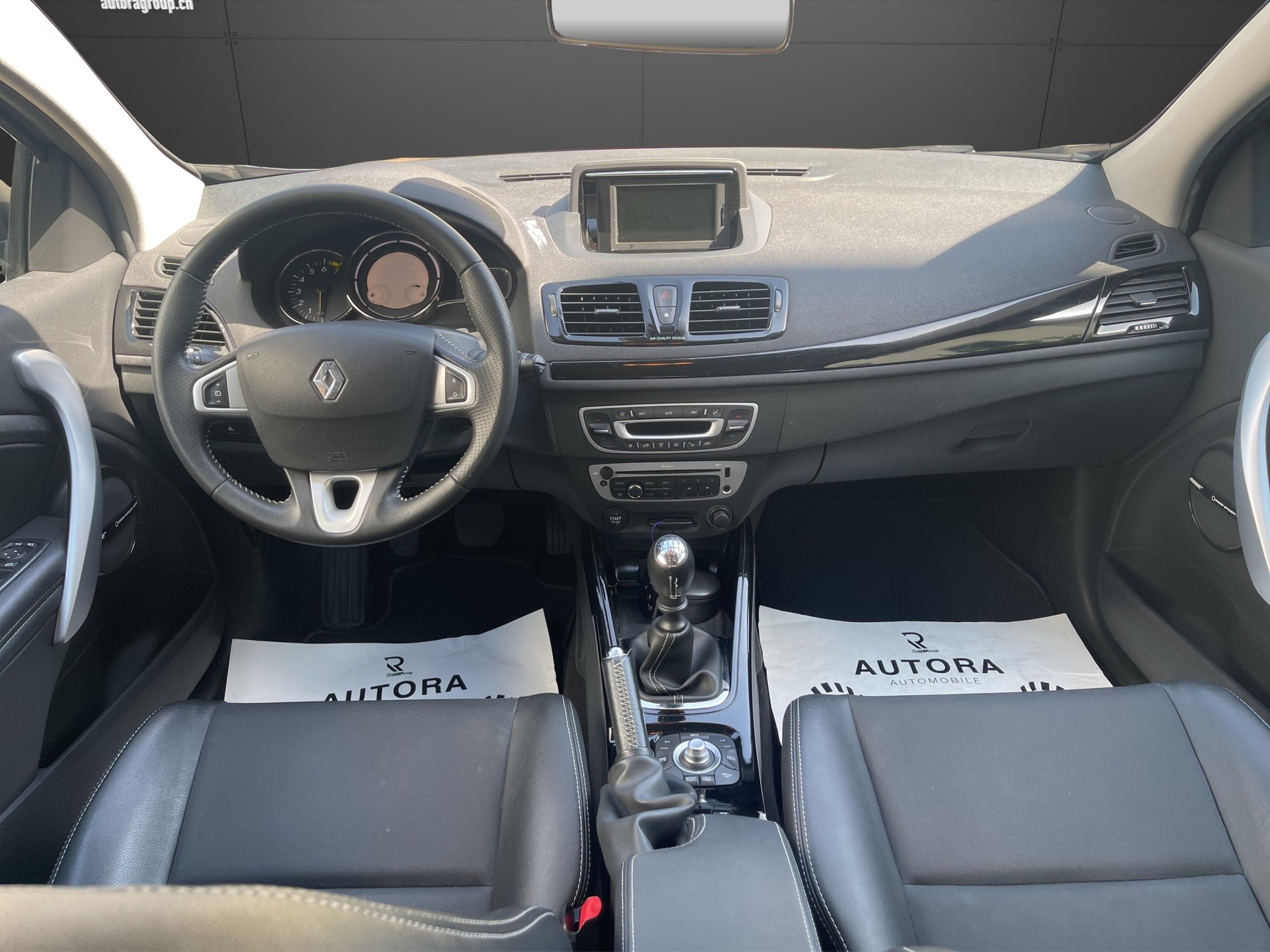 RENAULT Mégane 1.4 16V Turbo Bose-image-9