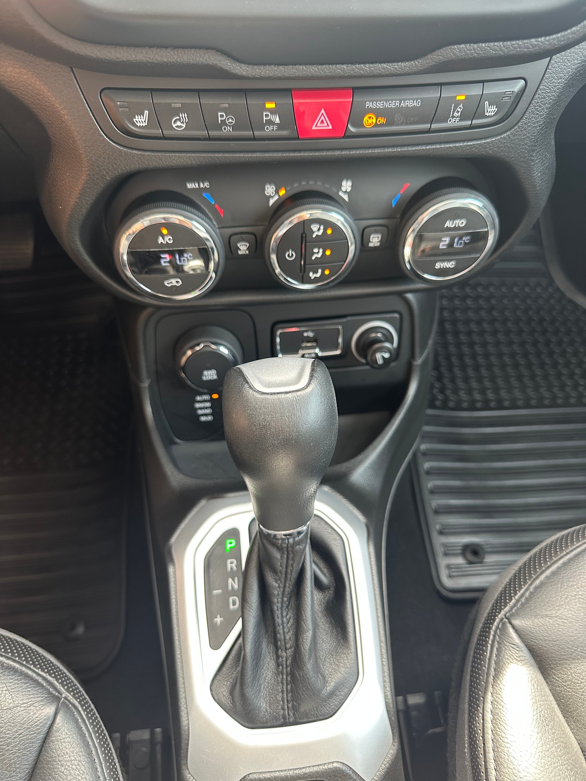 JEEP Renegade 1.4 Turbo Limited AWD-image-8
