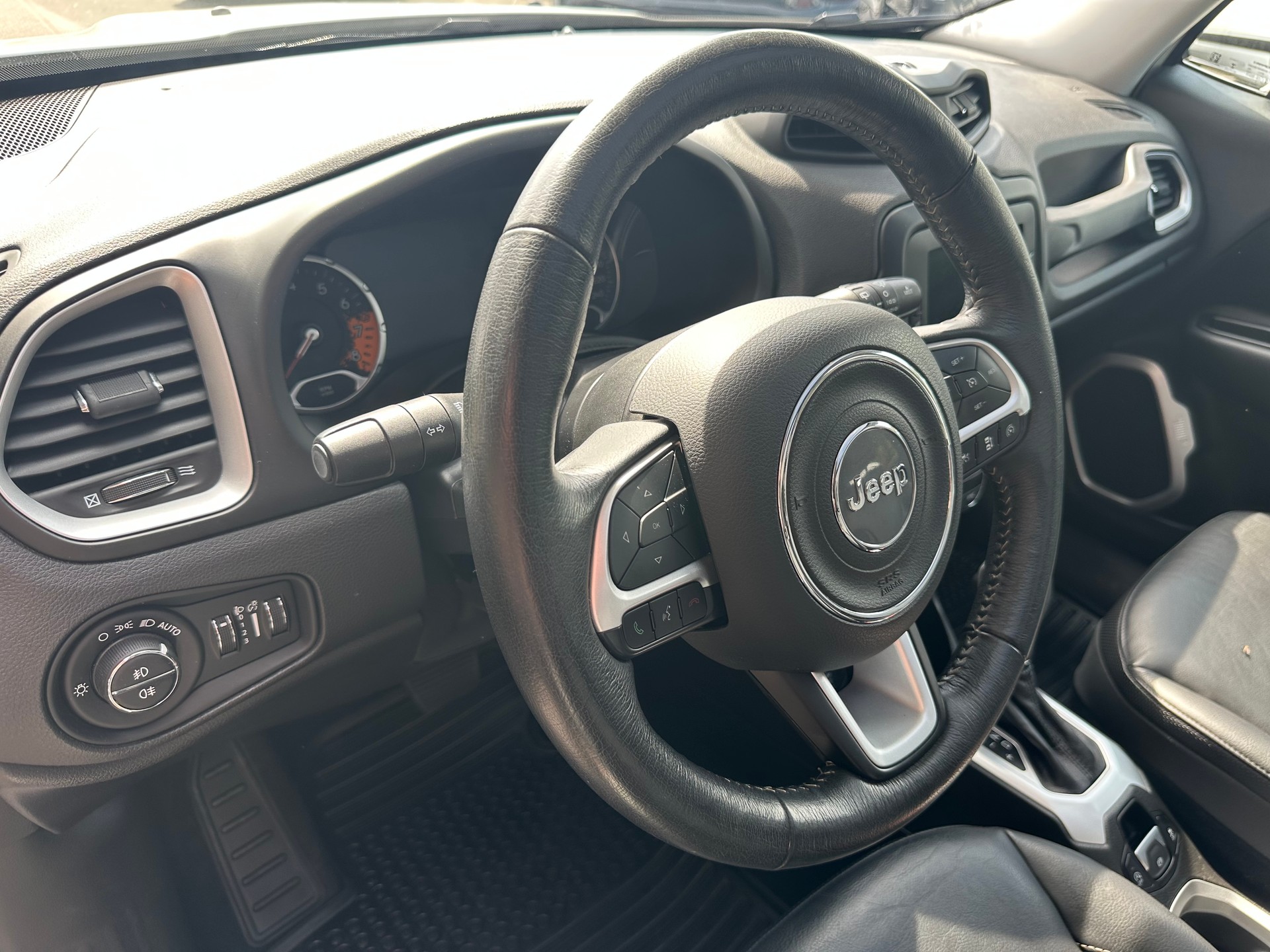 JEEP Renegade 1.4 Turbo Limited AWD-image-4