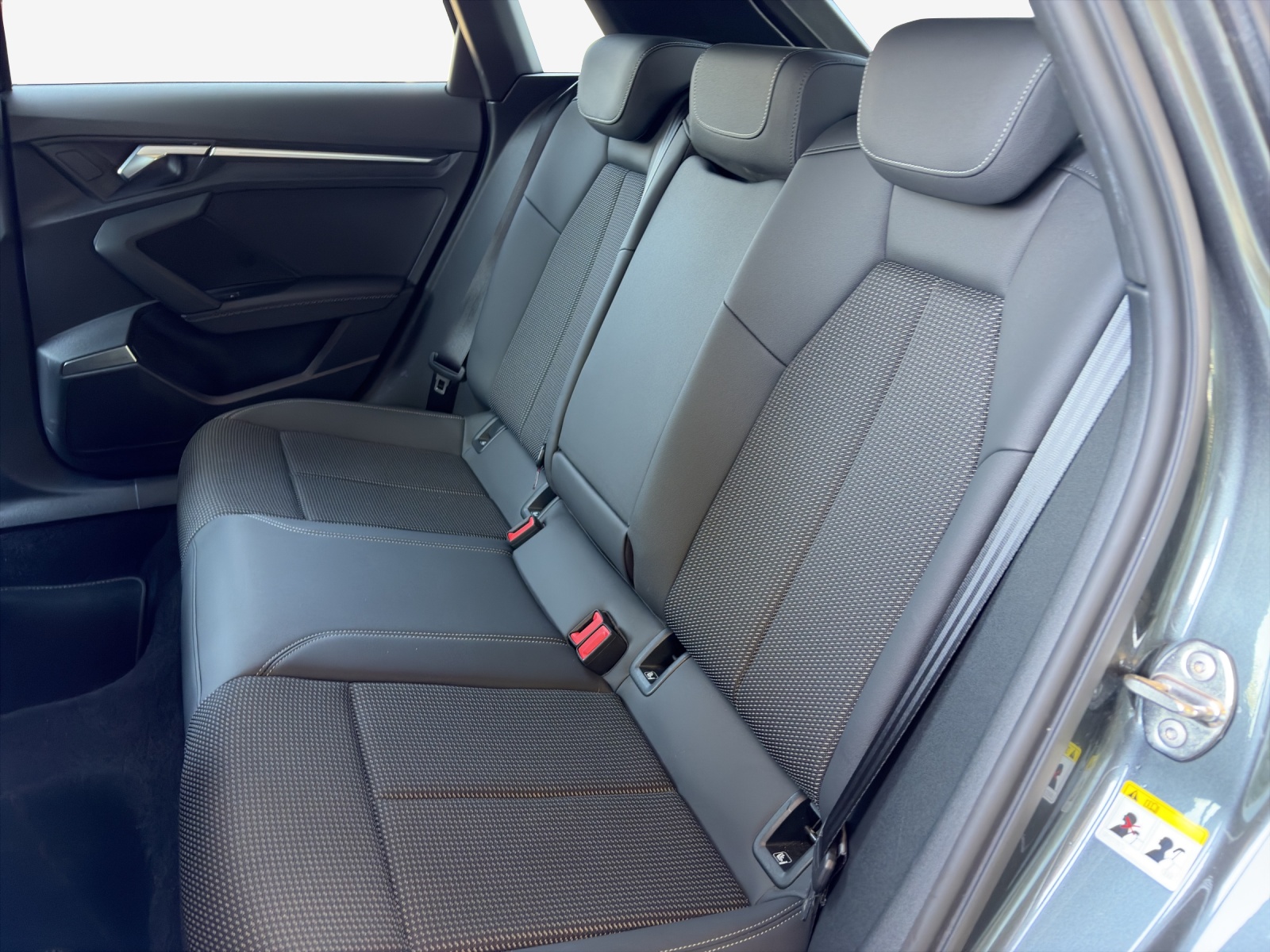 AUDI A3 Sportback 40 TFSI S line quattro S-tronic-image-11