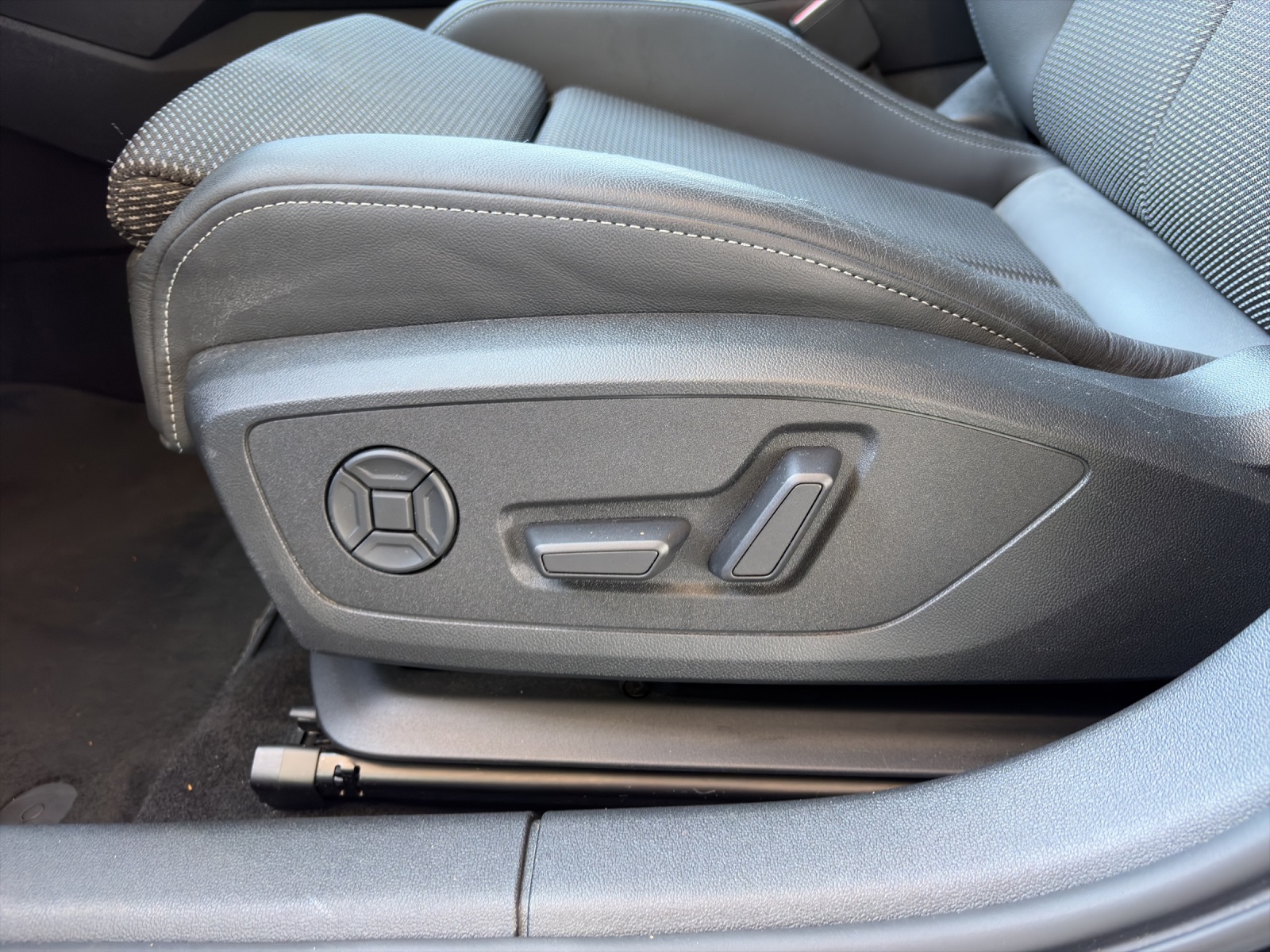 AUDI A3 Sportback 40 TFSI S line quattro S-tronic-image-14