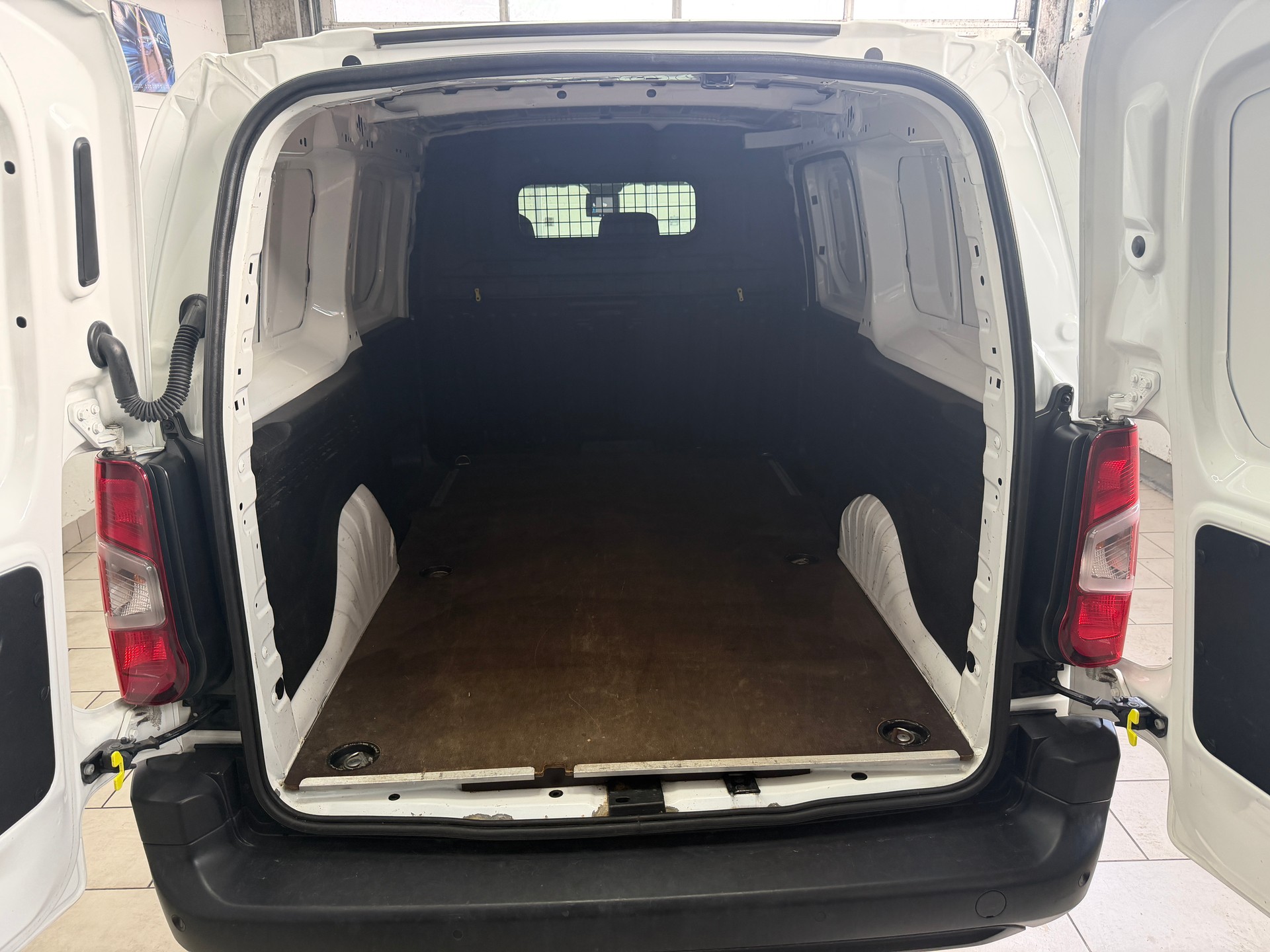 PEUGEOT Partner 1.5 Blue HDi s/s Premium Long EAT8 1000kg-image-9
