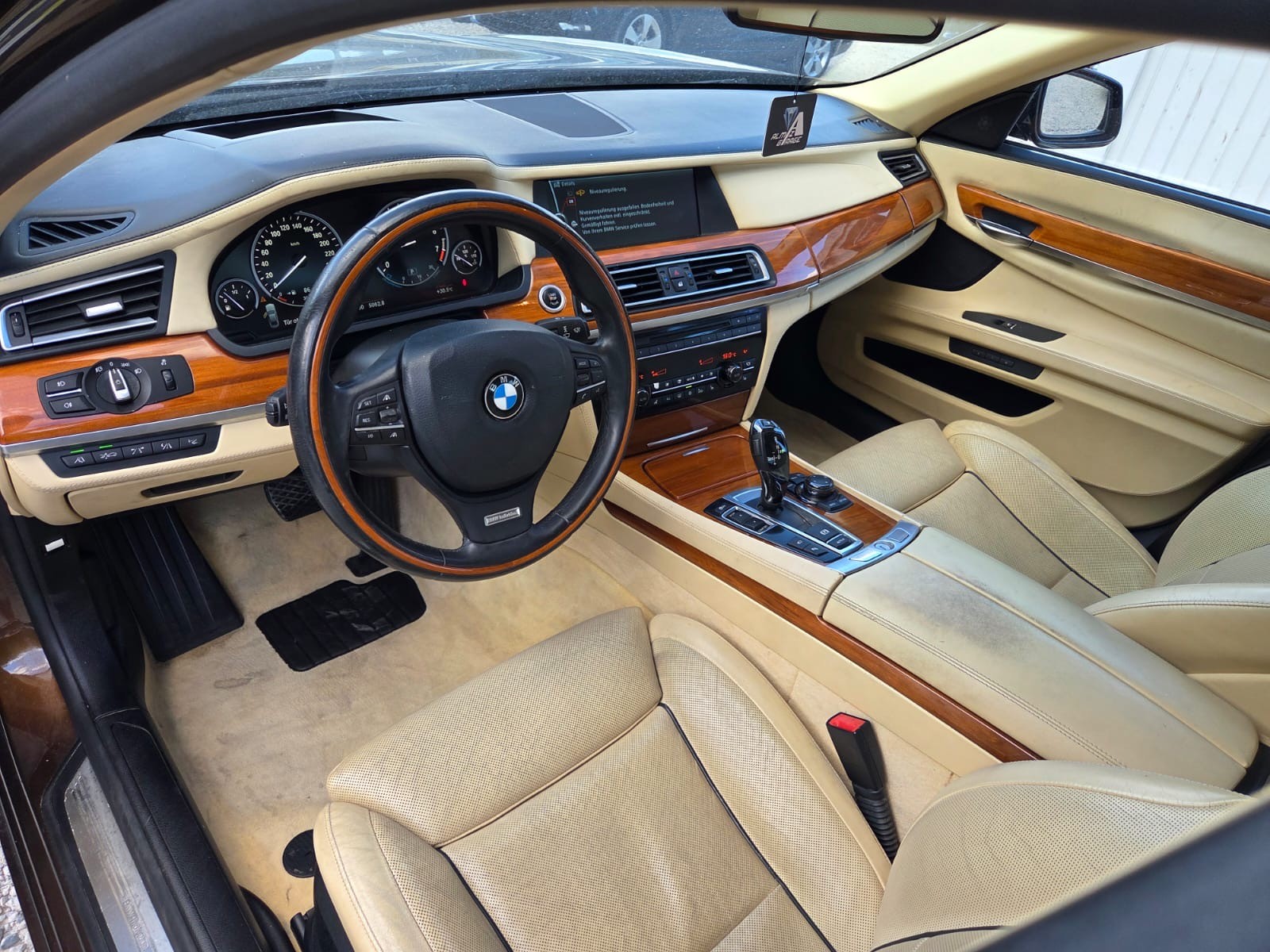 BMW 750Li-image-10