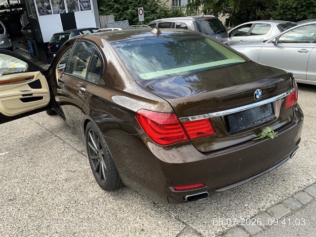 BMW 750Li-image-4