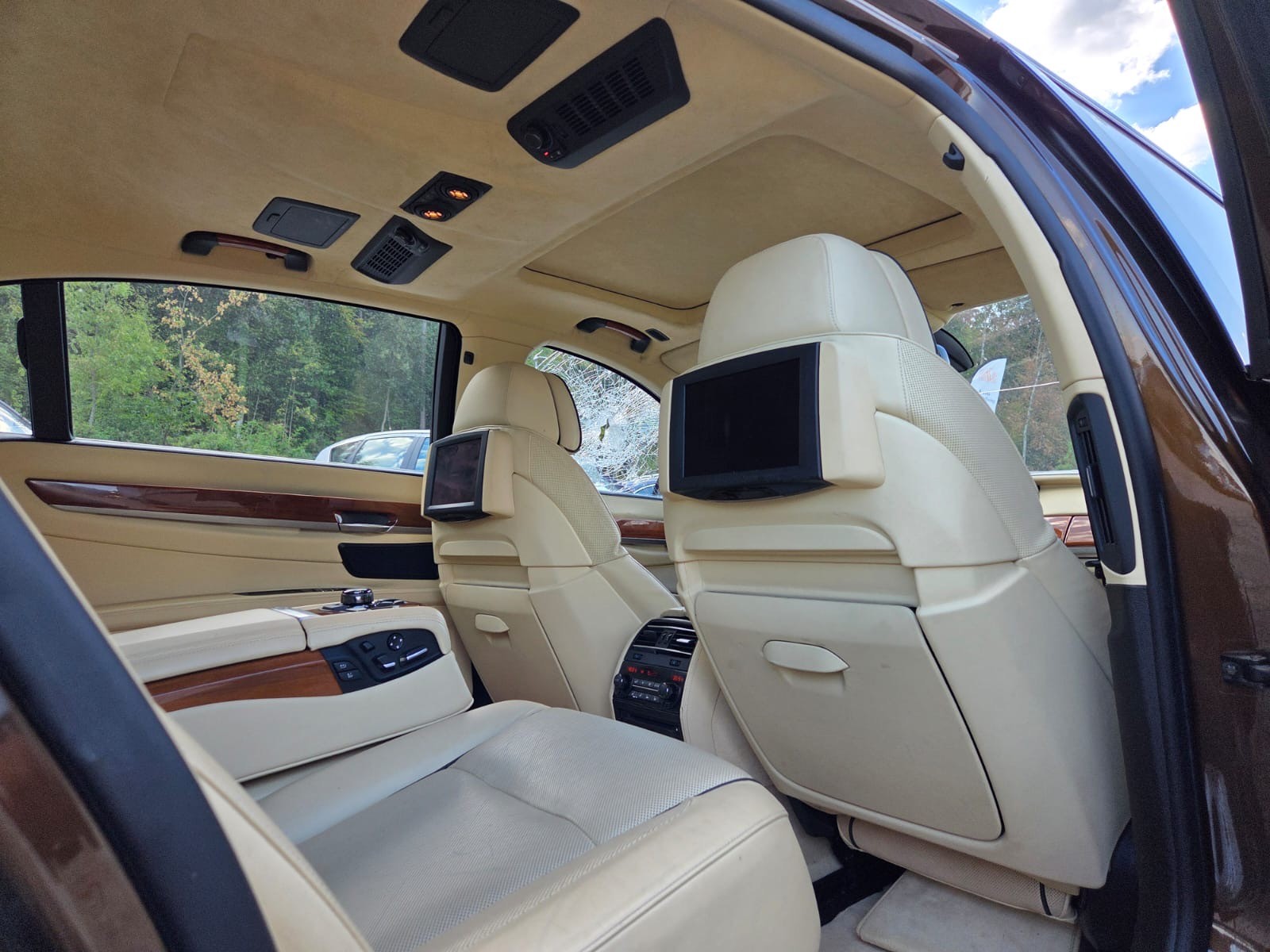 BMW 750Li-image-13