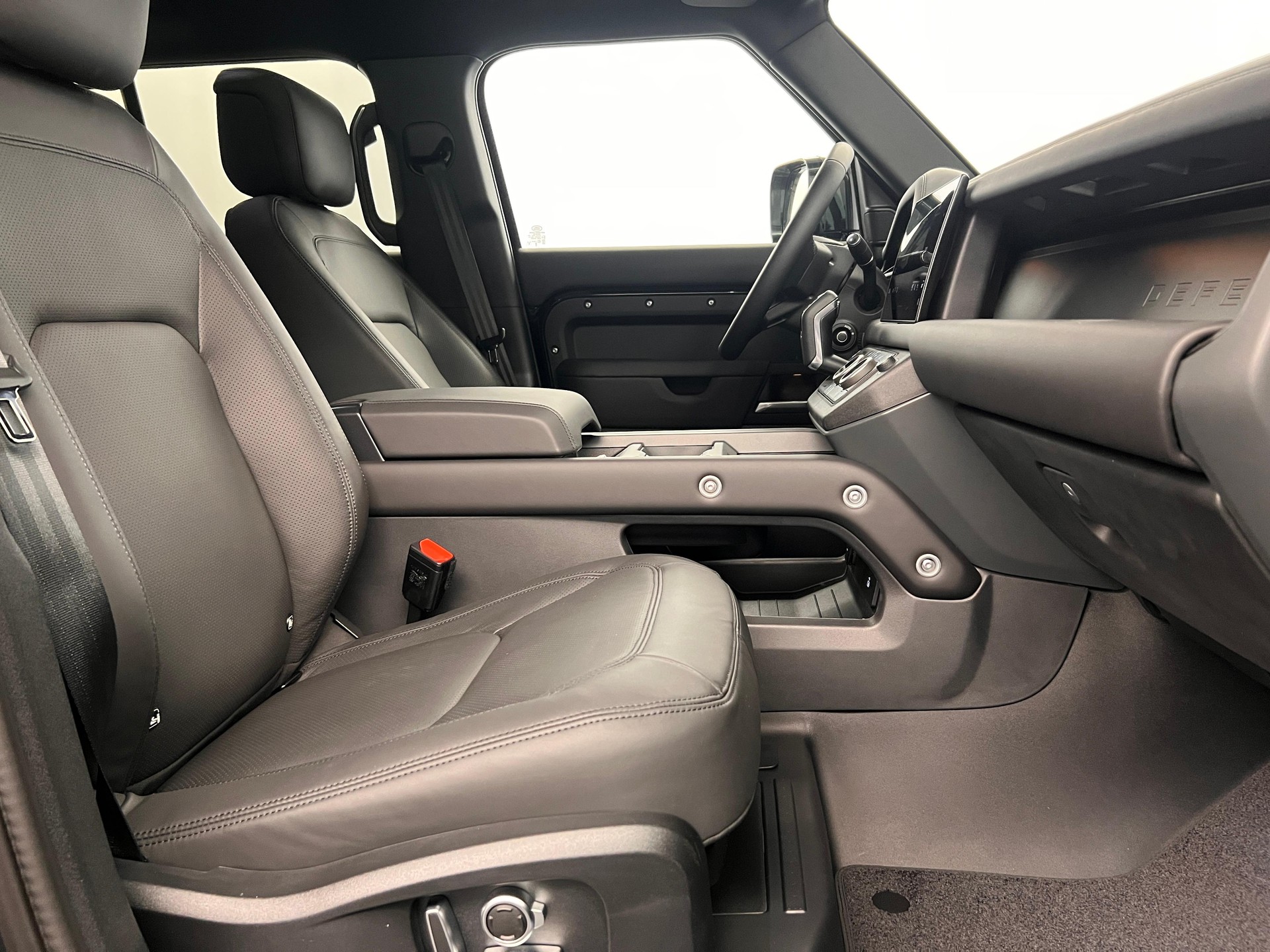 LAND ROVER Defender 130 3.0 D I6 300 X-Dynamic HSE-showroom-element-3