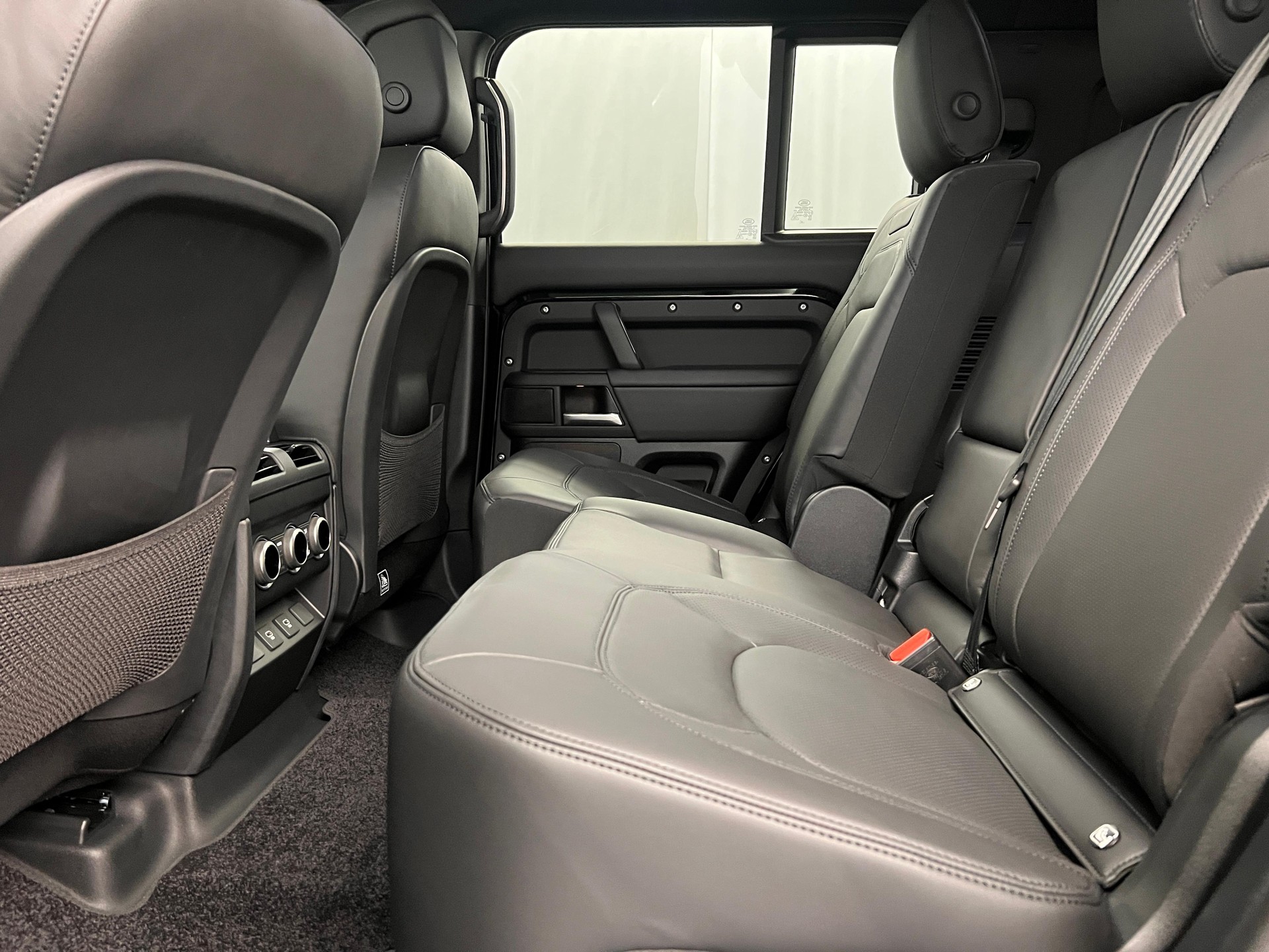 LAND ROVER Defender 130 3.0 D I6 300 X-Dynamic HSE-image-4