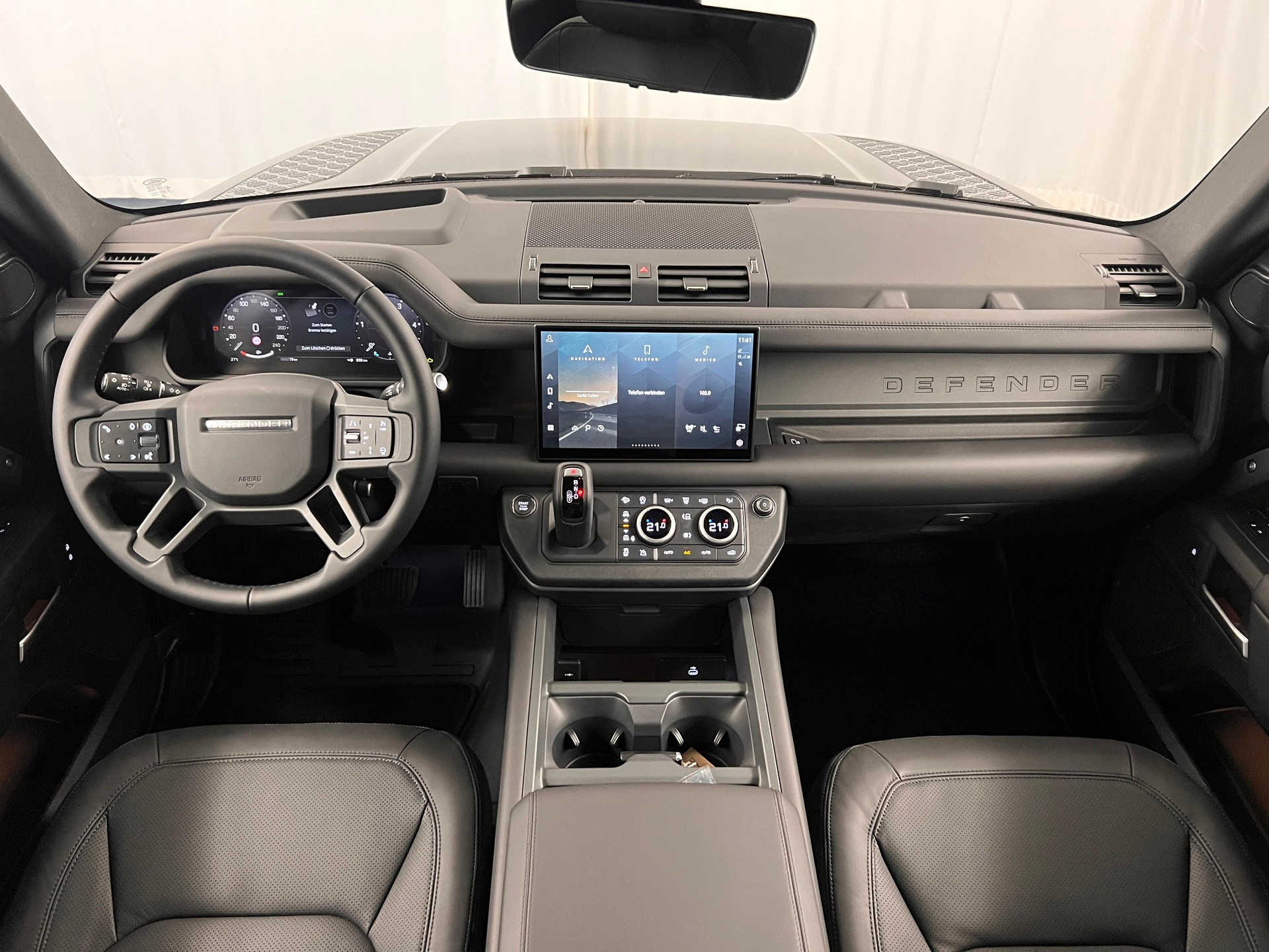 LAND ROVER Defender 130 3.0 D I6 300 X-Dynamic HSE-showroom-element-2