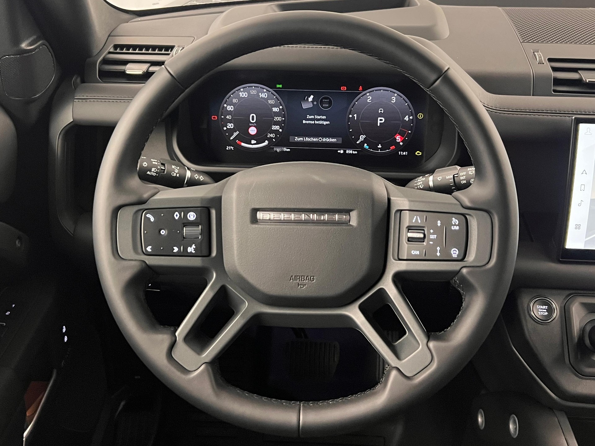 LAND ROVER Defender 130 3.0 D I6 300 X-Dynamic HSE-image-14