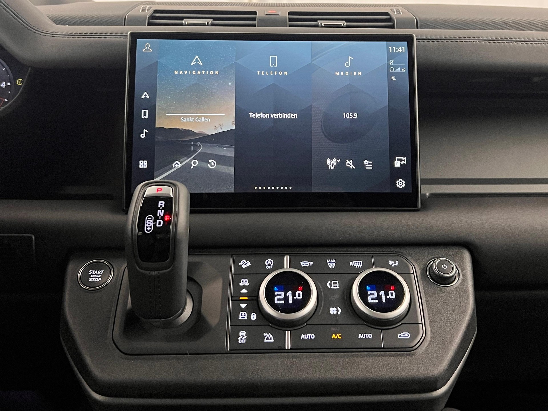 LAND ROVER Defender 130 3.0 D I6 300 X-Dynamic HSE-image-12