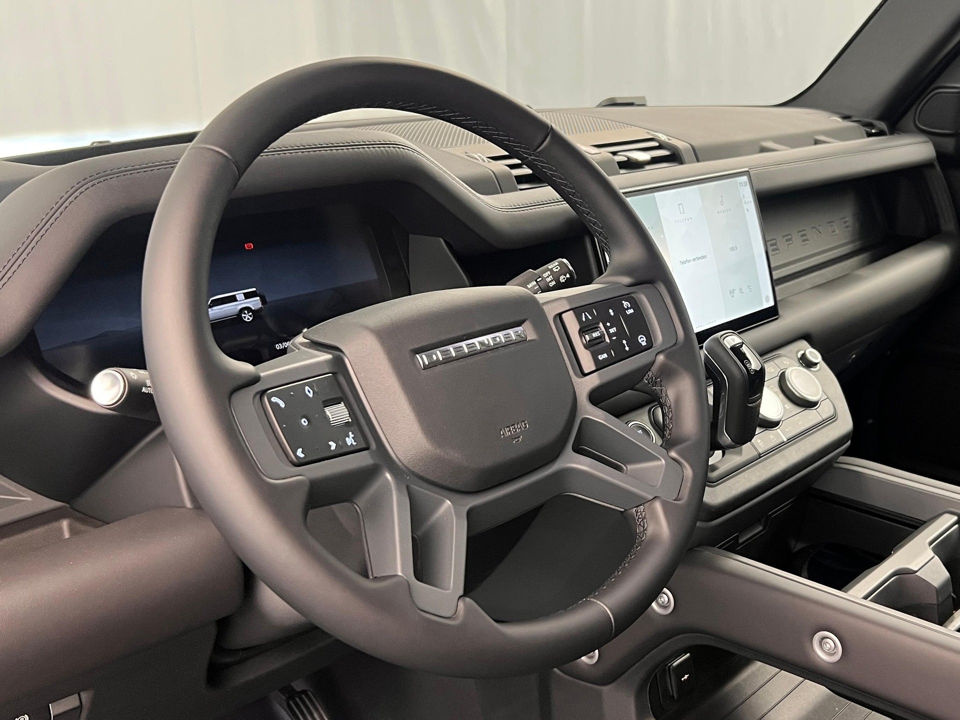 LAND ROVER Defender 130 3.0 D I6 300 X-Dynamic HSE-image-10