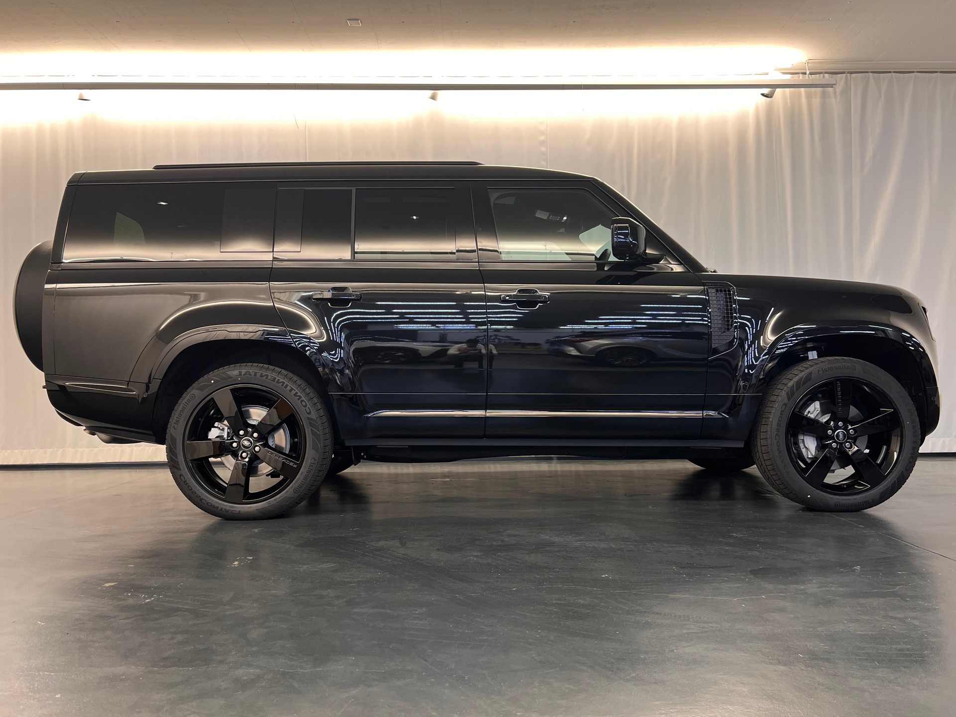 LAND ROVER Defender 130 3.0 D I6 300 X-Dynamic HSE-image-5