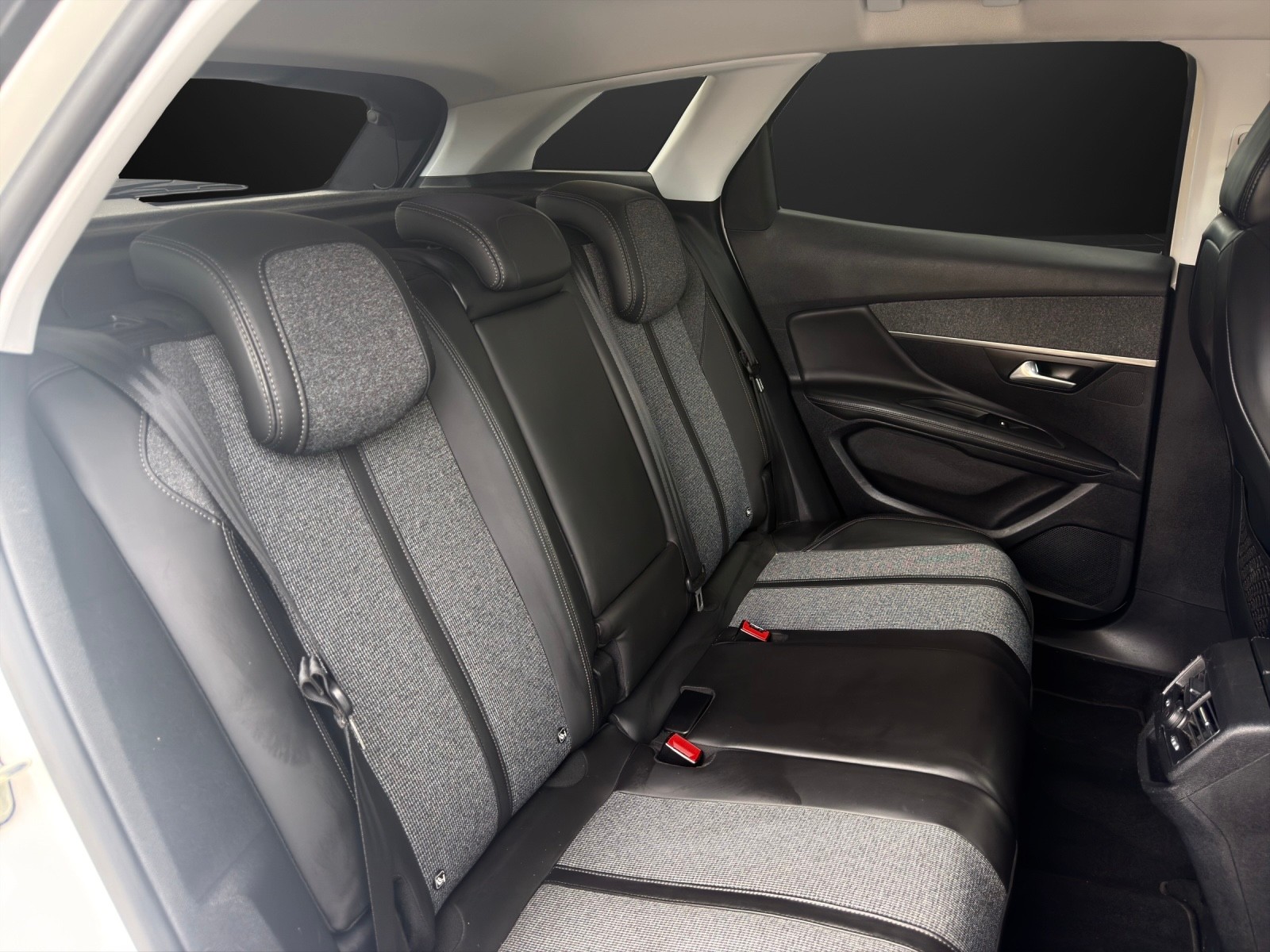 PEUGEOT 3008 1.2 PureTech Allure EAT-image-13
