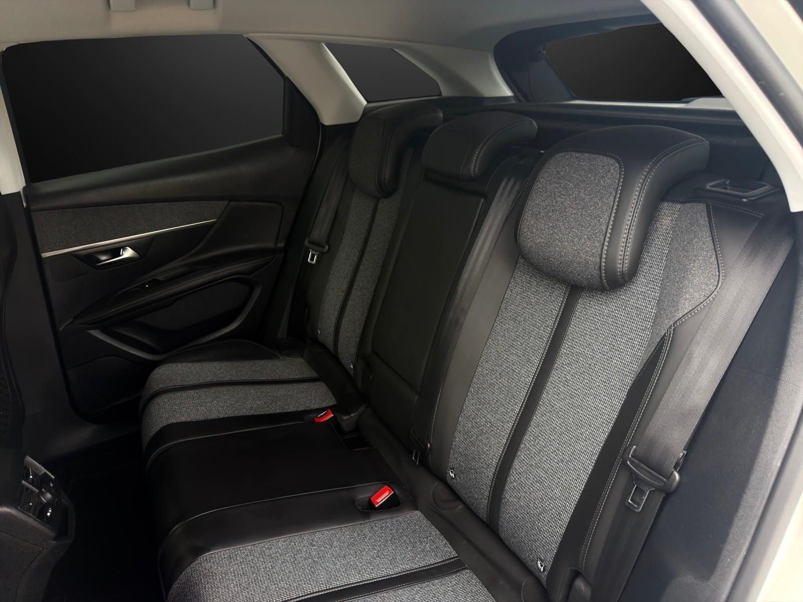 PEUGEOT 3008 1.2 PureTech Allure EAT-image-14