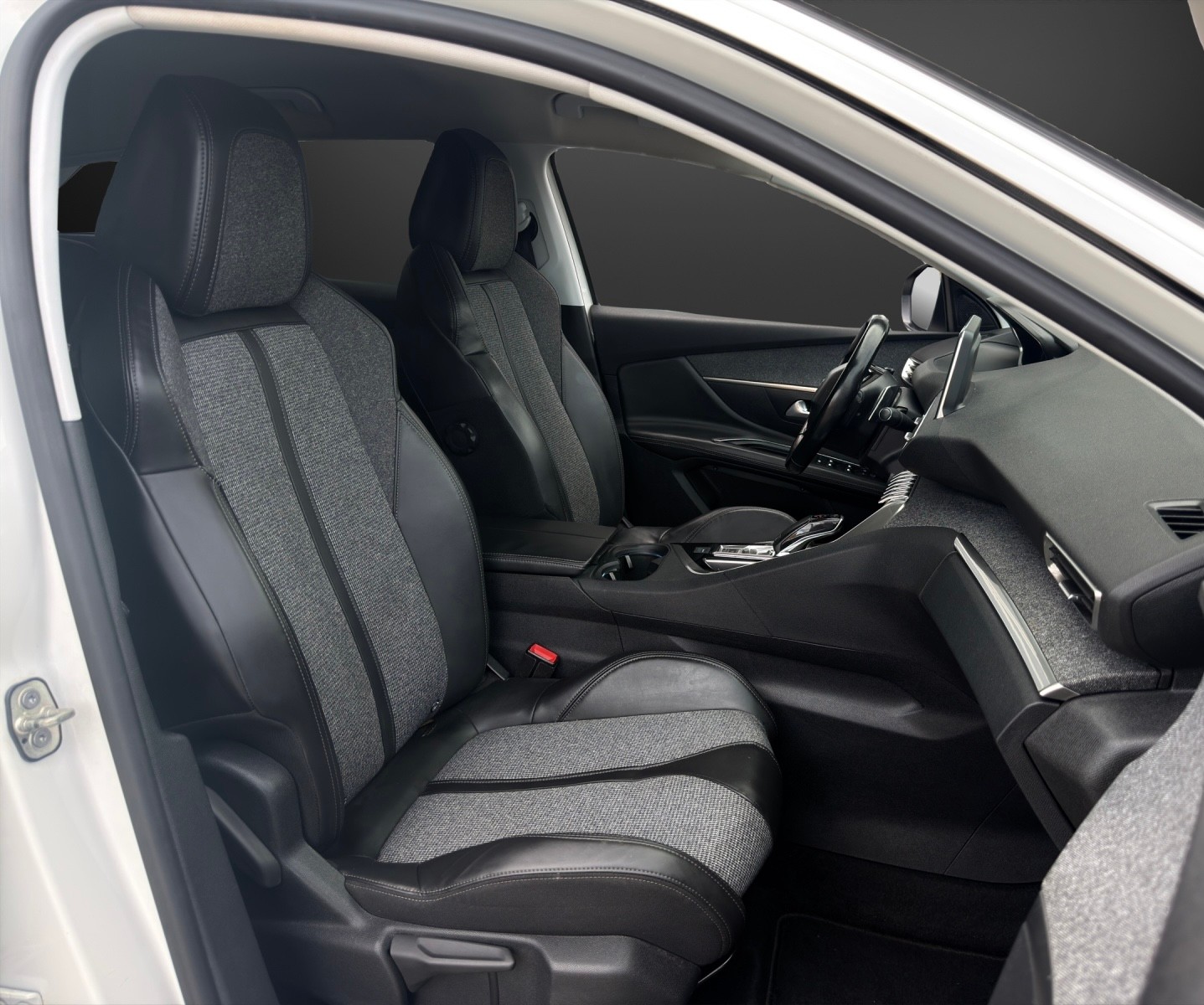 PEUGEOT 3008 1.2 PureTech Allure EAT-image-8