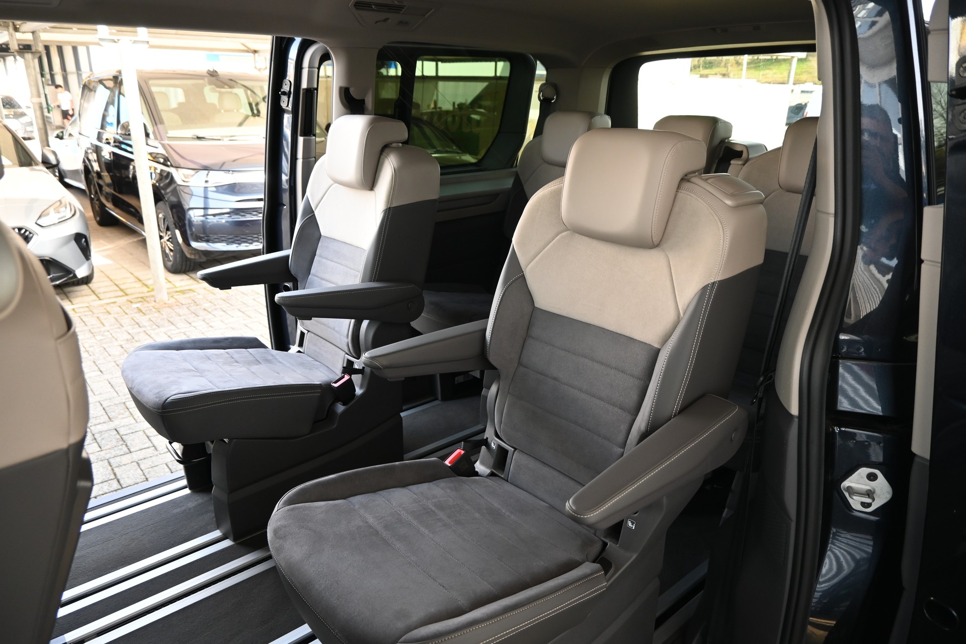 VW Multivan 2.0 TDI Style Edition DSG Lang 7-Plätzer + Standheizung+ AHK 2000kg-image-5
