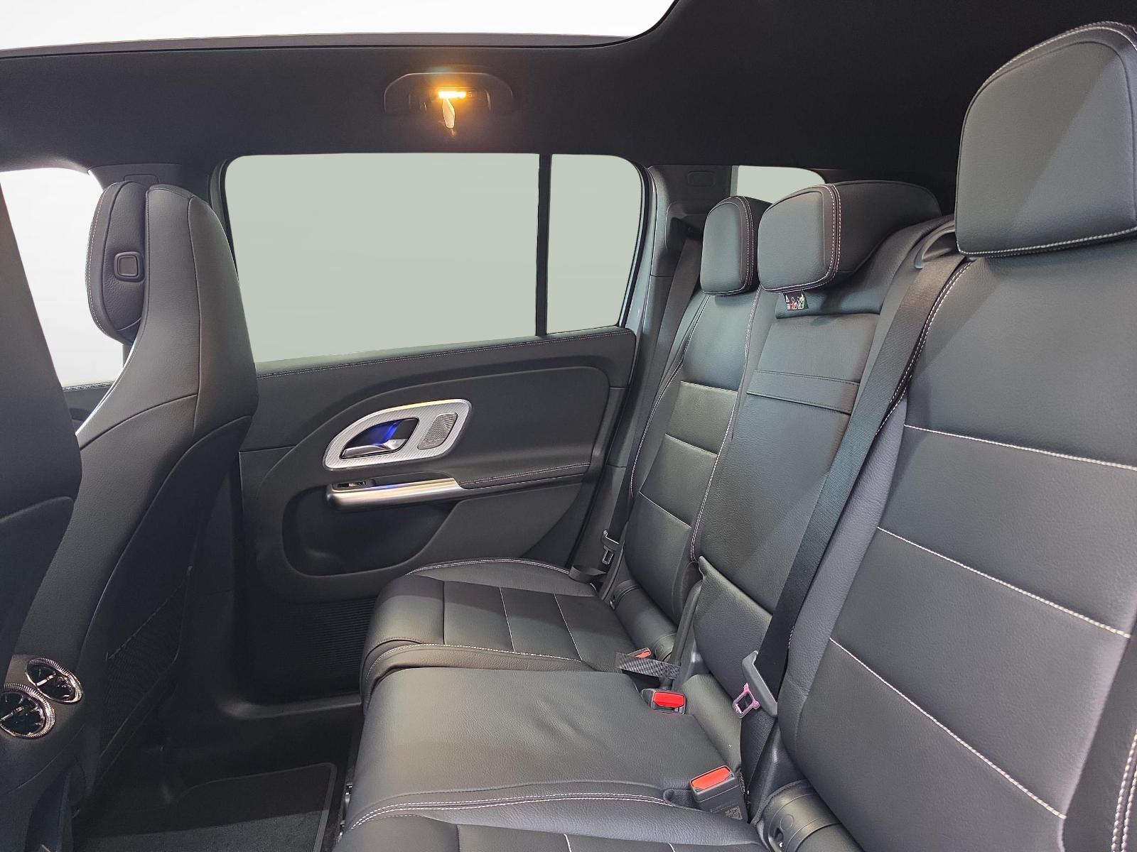 MERCEDES-BENZ GLB 220 4MATIC AMG Line-image-12