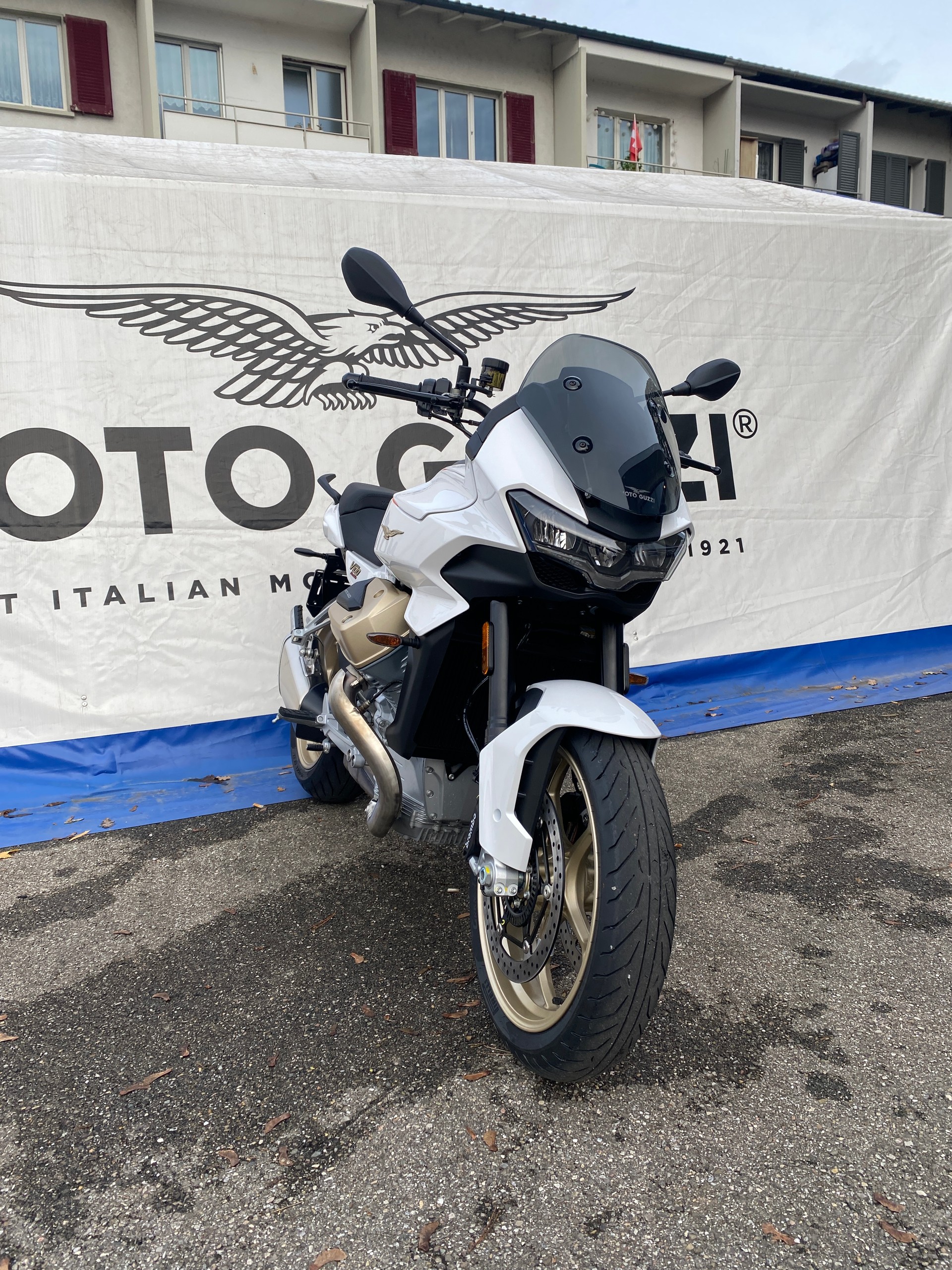 MOTO GUZZI V 100 Mandello-showroom-element-3