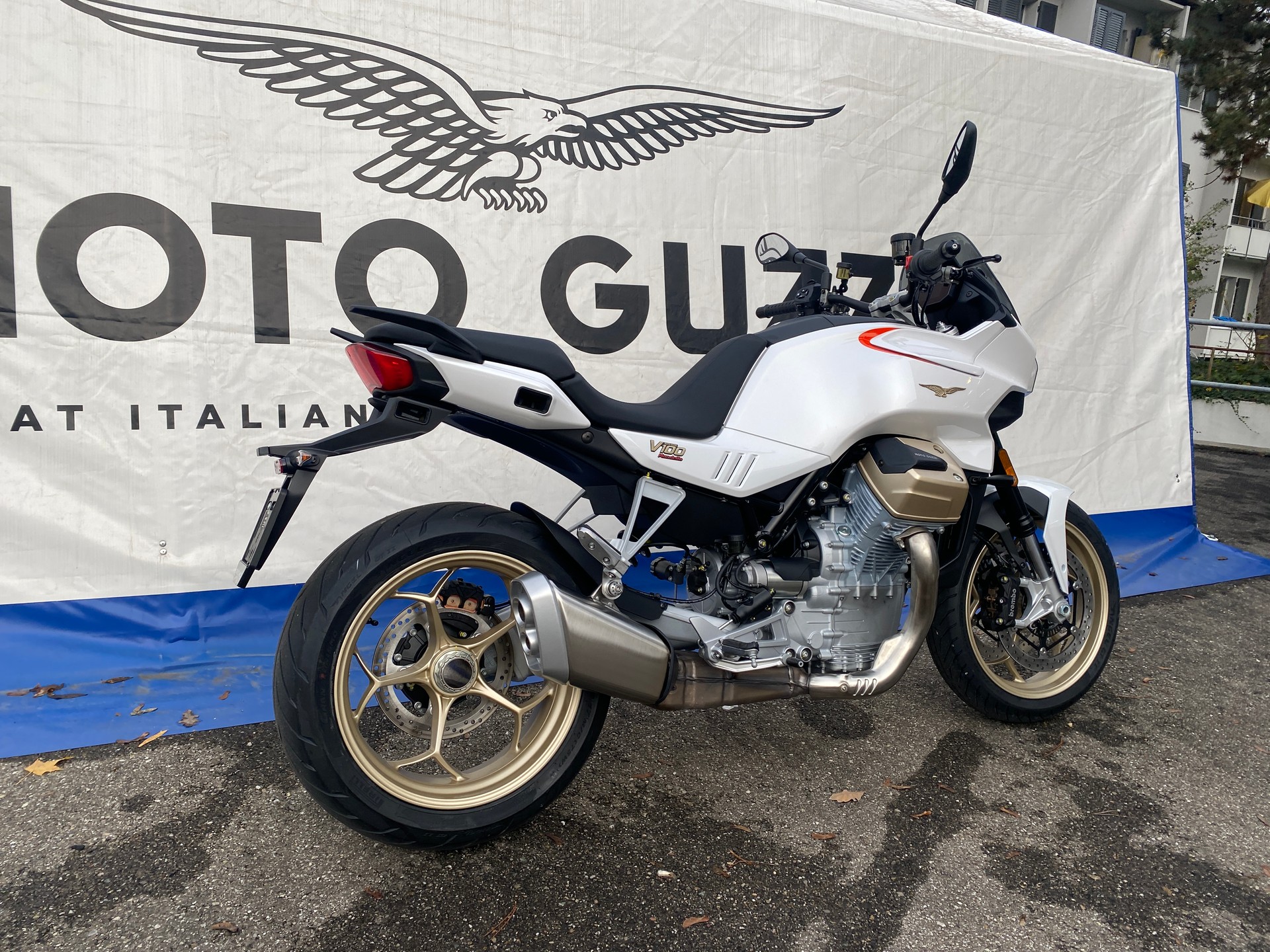 MOTO GUZZI V 100 Mandello-showroom-element-1