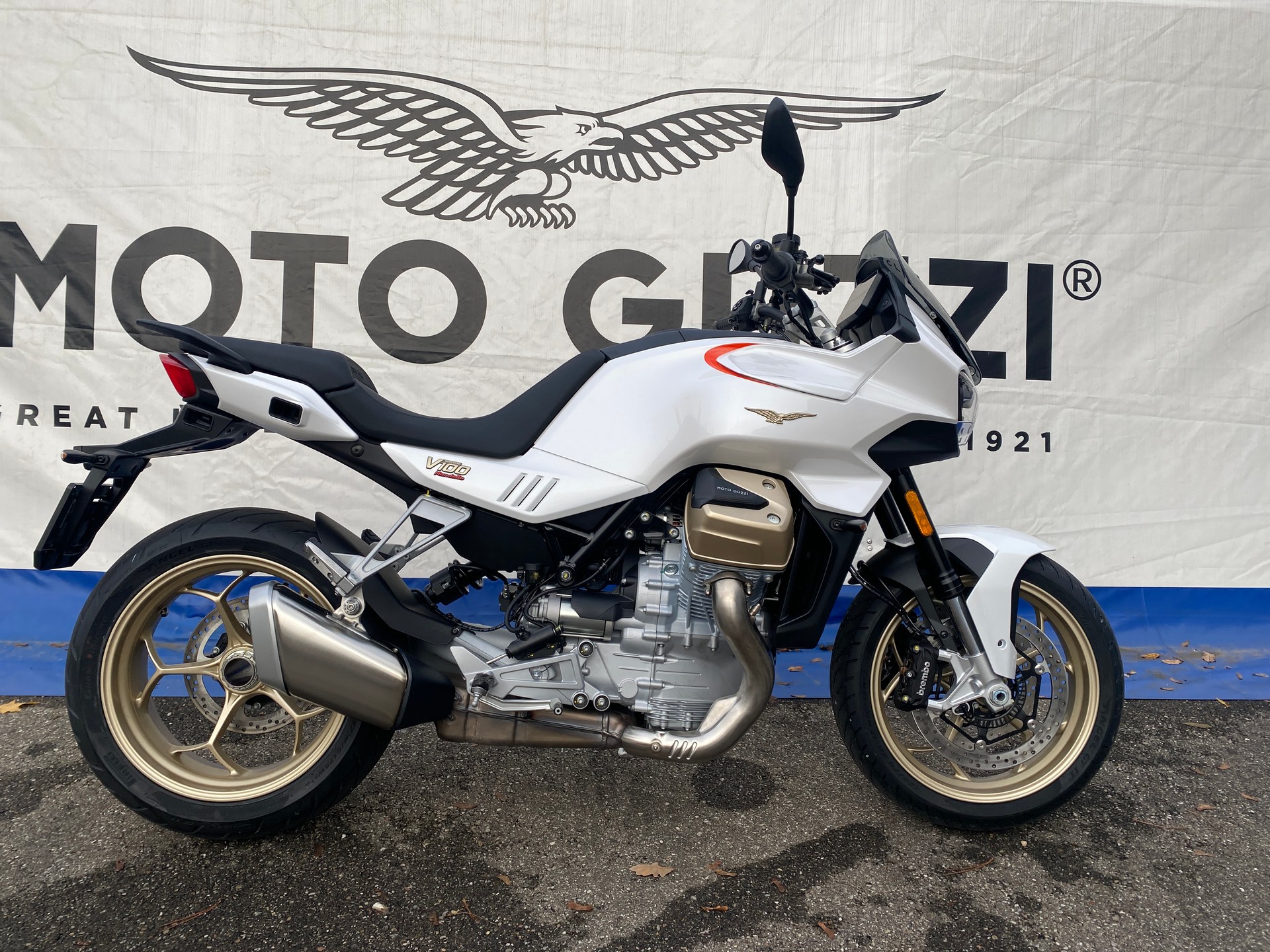 MOTO GUZZI V 100 Mandello-showroom-element-2