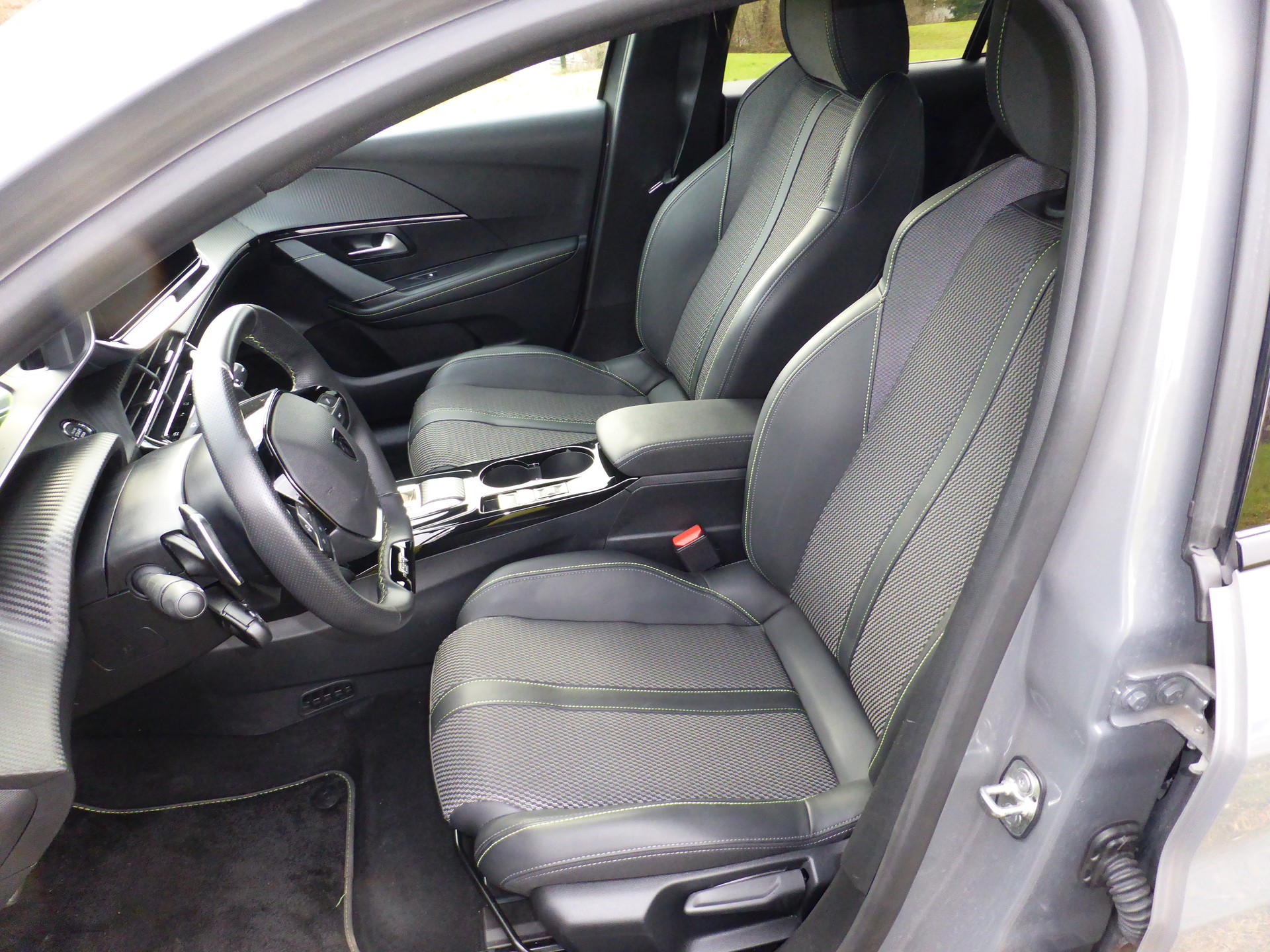 PEUGEOT 208 1.2 MHEV 145 GT-image-9