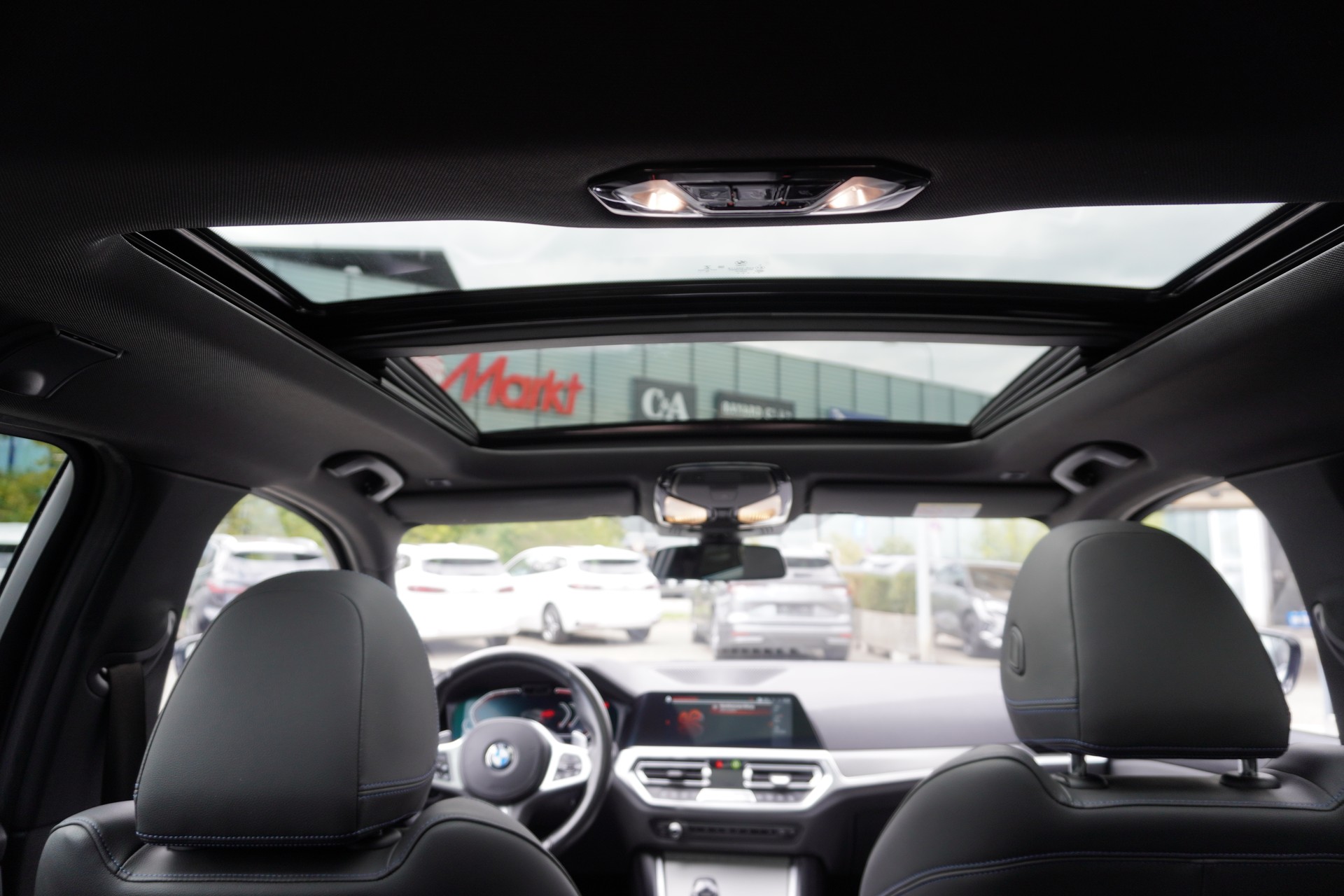 BMW 320d xDrive 48V Touring M Sport Steptronic-image-11