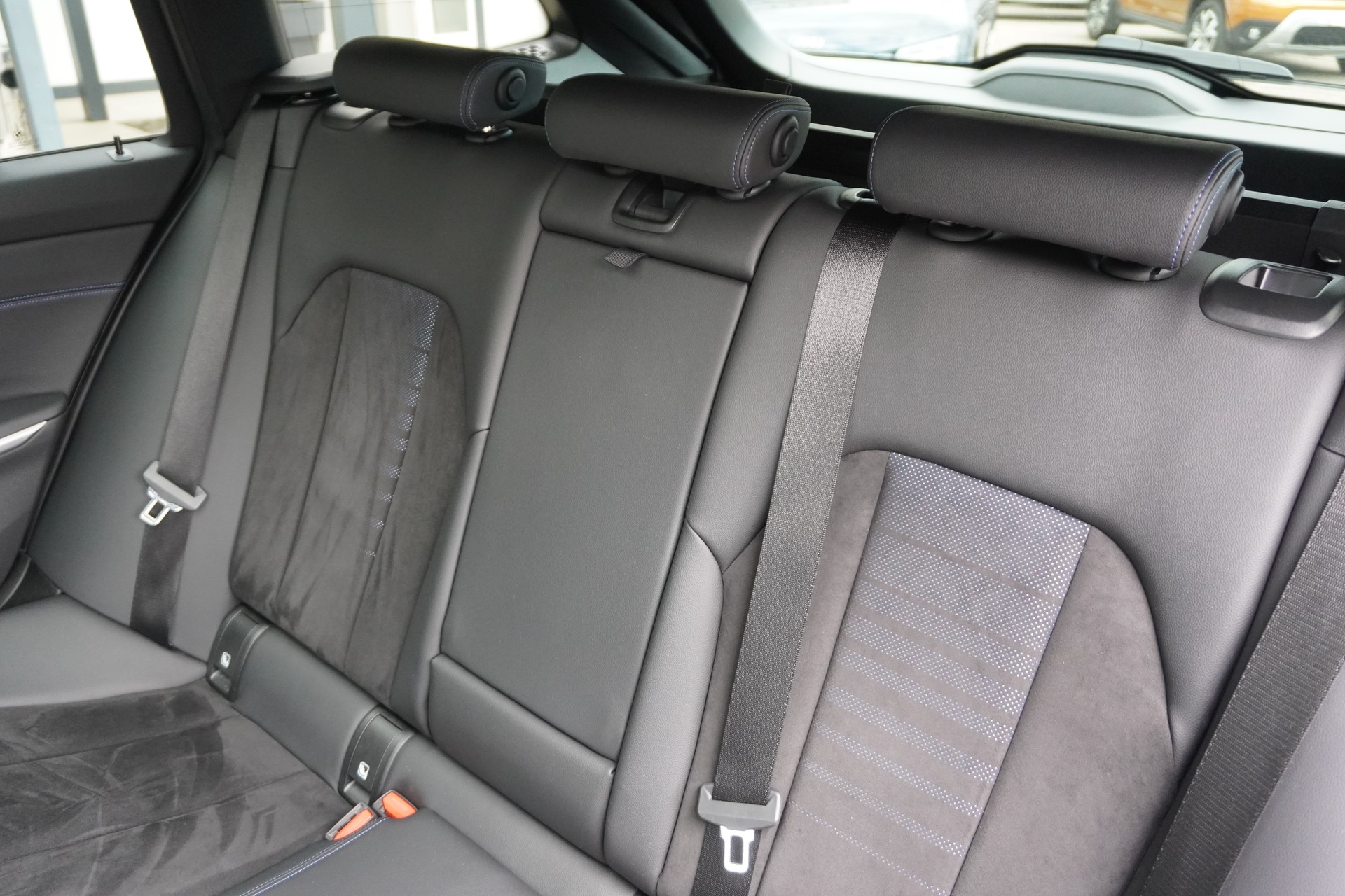 BMW 320d xDrive 48V Touring M Sport Steptronic-image-13