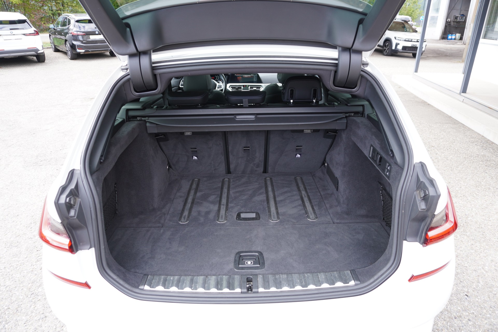 BMW 320d xDrive 48V Touring M Sport Steptronic-image-9