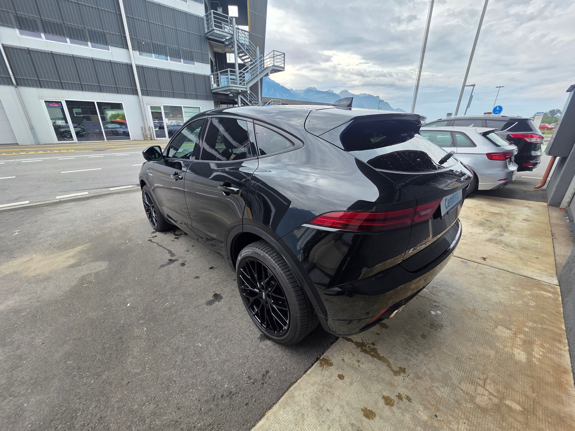 JAGUAR E-Pace 2.0d D240 R-Dynamic HSE AWD Automatik-image-2