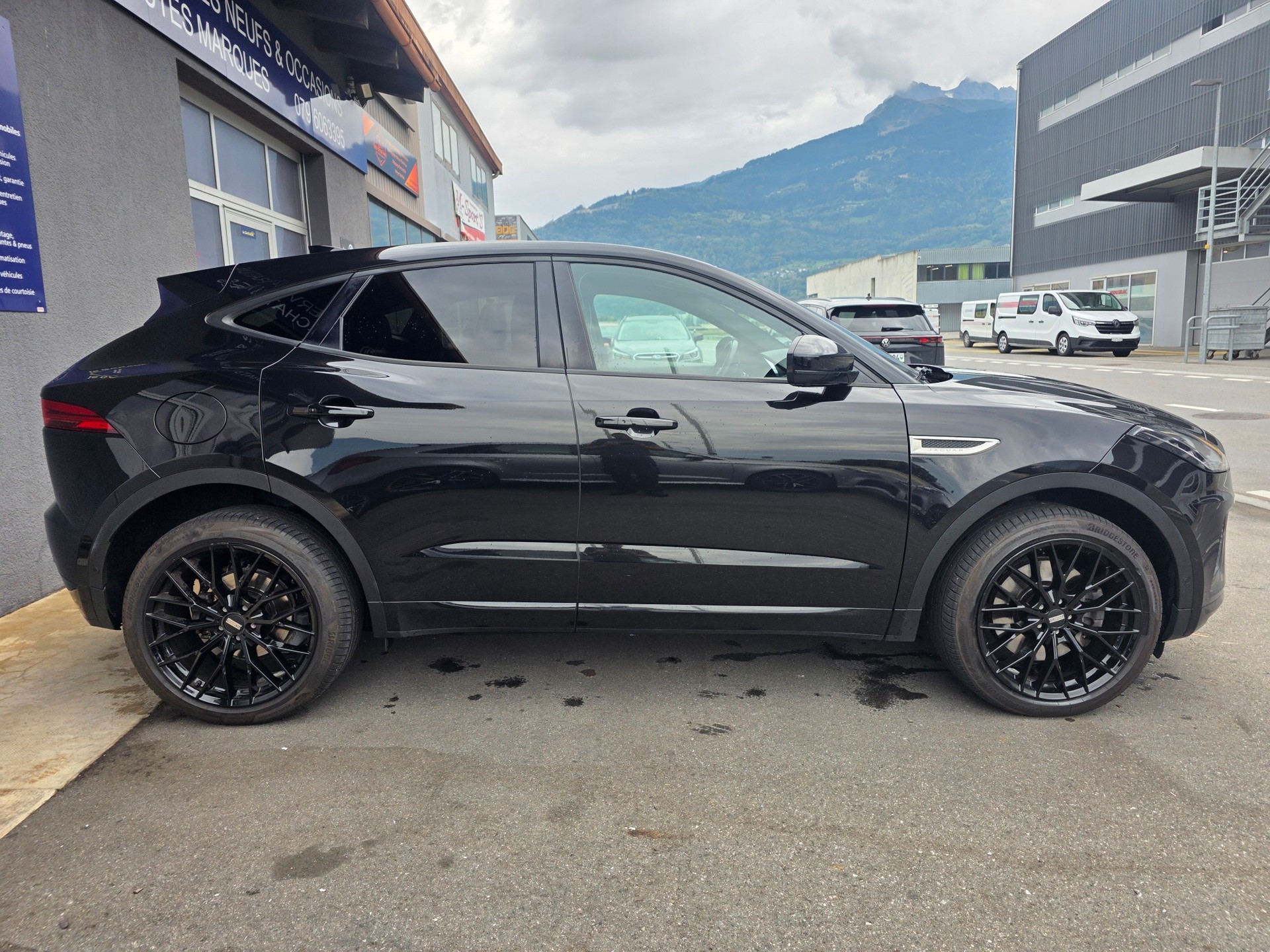 JAGUAR E-Pace 2.0d D240 R-Dynamic HSE AWD Automatik-image-5