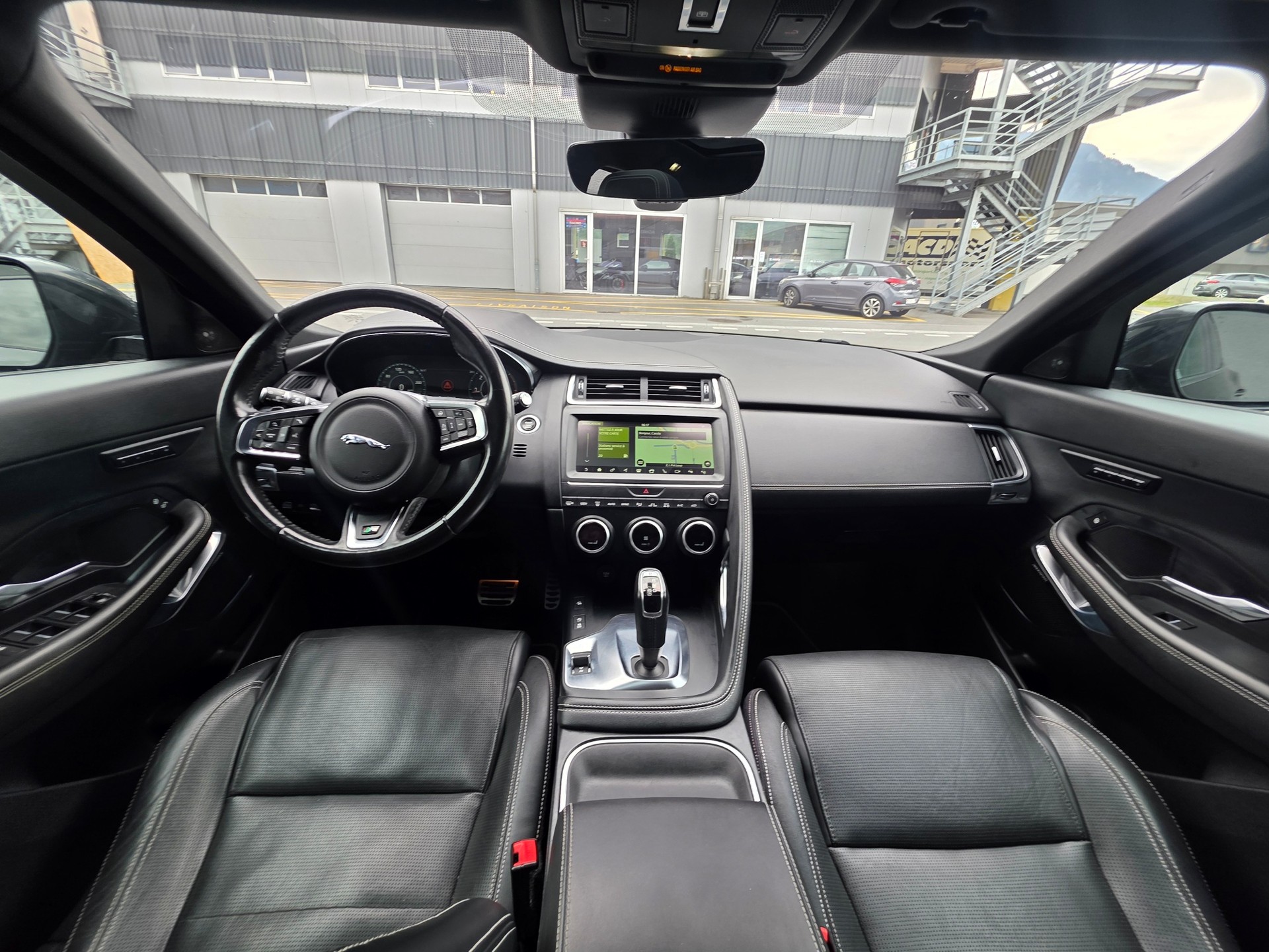 JAGUAR E-Pace 2.0d D240 R-Dynamic HSE AWD Automatik-image-8