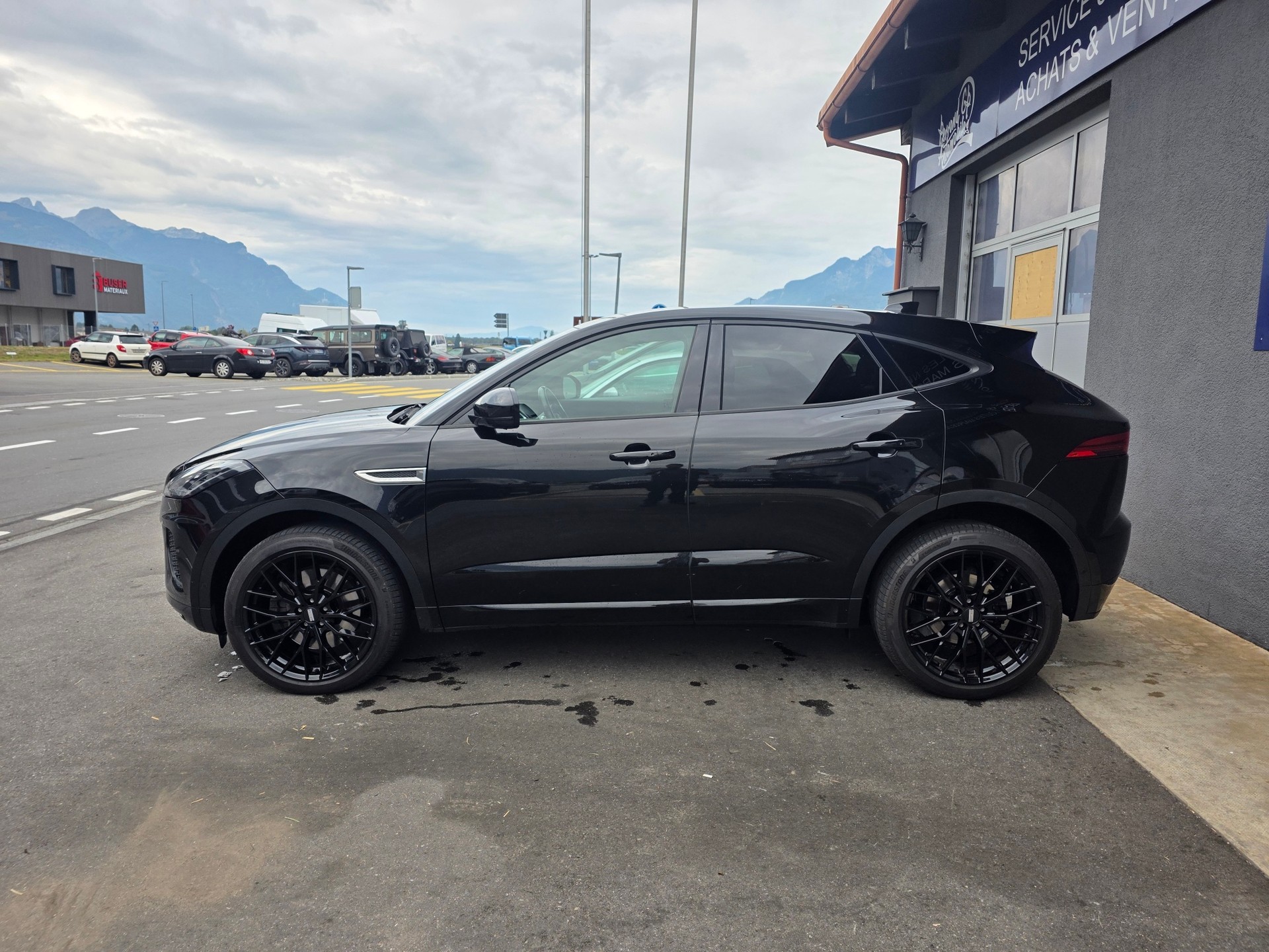 JAGUAR E-Pace 2.0d D240 R-Dynamic HSE AWD Automatik-image-1