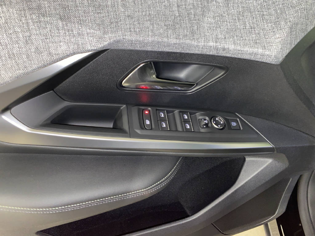 PEUGEOT 3008 1.2 Hybrid GT Exclusive-image-11