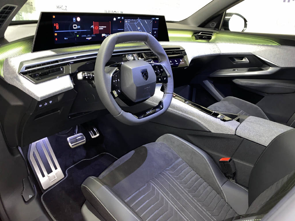 PEUGEOT 3008 1.2 Hybrid GT Exclusive-image-15