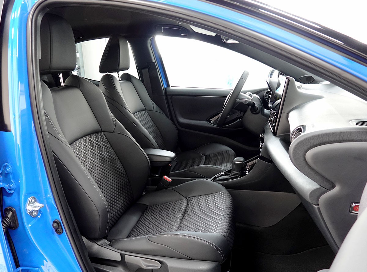 TOYOTA Yaris 1.5 Premium e-CVT, Bitone-image-3