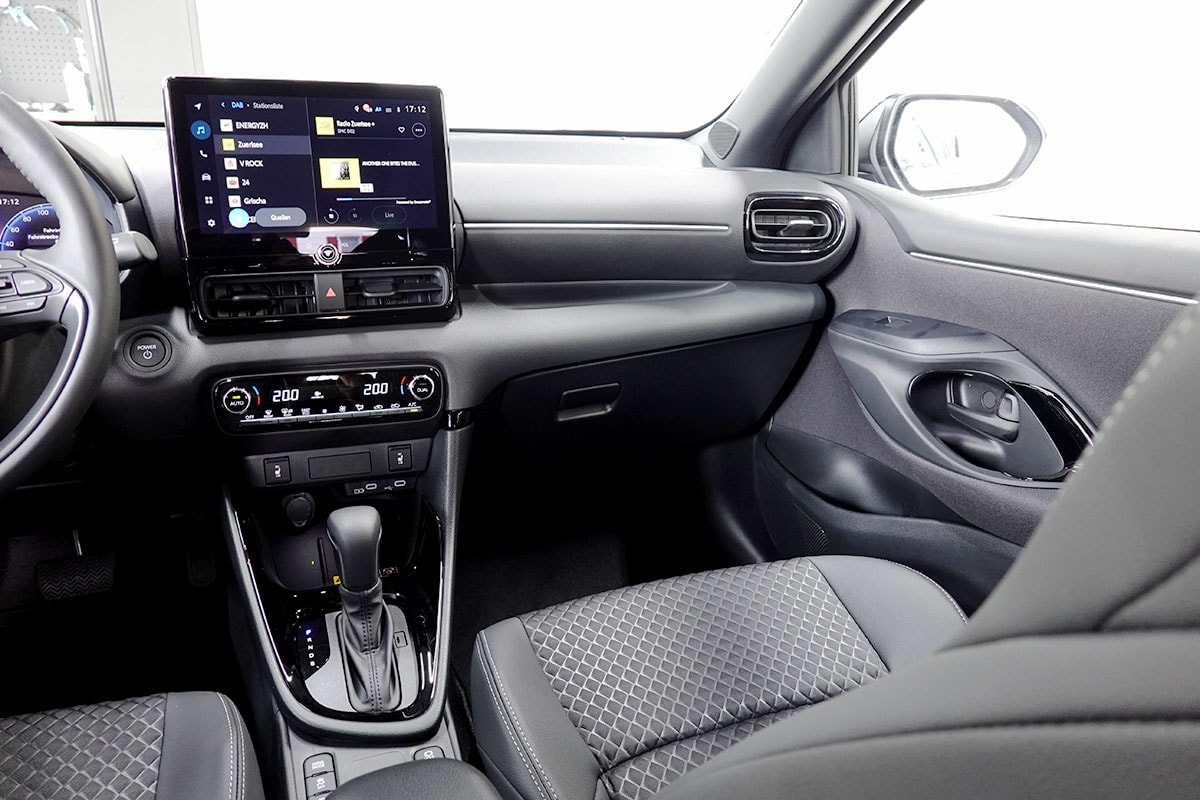 TOYOTA Yaris 1.5 Premium e-CVT, Bitone-image-10